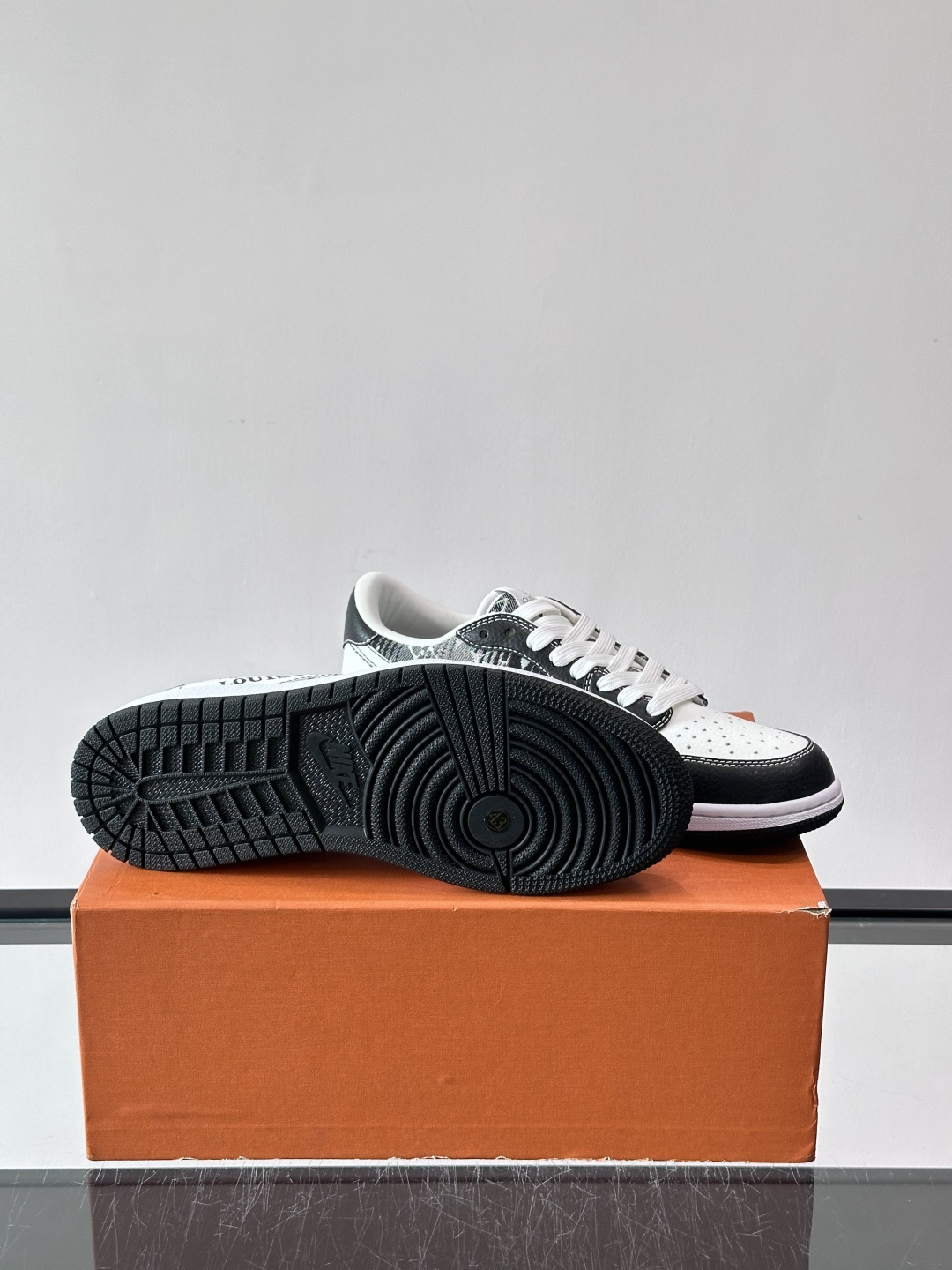 ◾️▫️ L.v* X nike联名🆕低帮休闲运动鞋，采用头层牛皮精心制作，侧身联名印花logo装饰，双