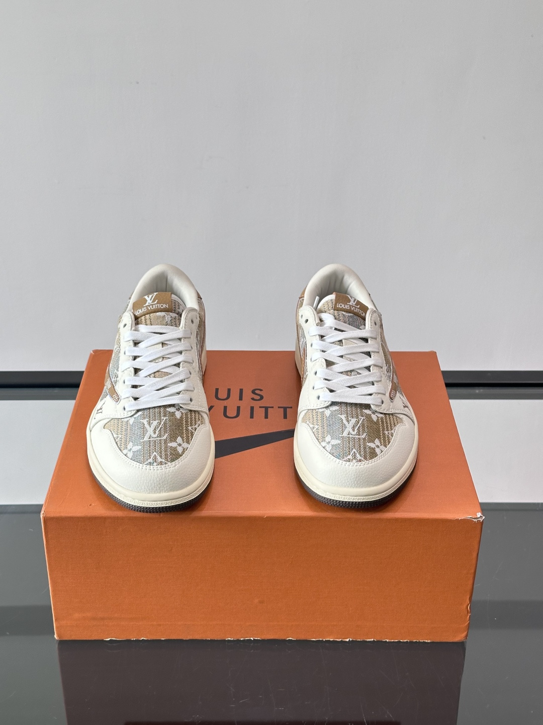 ◾️▫️ L.v* X nike联名🆕低帮休闲运动鞋，采用头层牛皮精心制作，侧身联名印花logo装饰，双