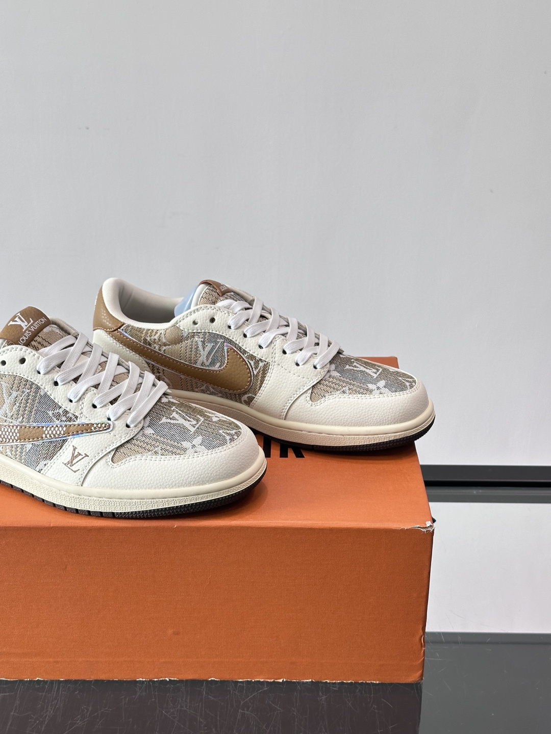 ◾️▫️ L.v* X nike联名🆕低帮休闲运动鞋，采用头层牛皮精心制作，侧身联名印花logo装饰，双