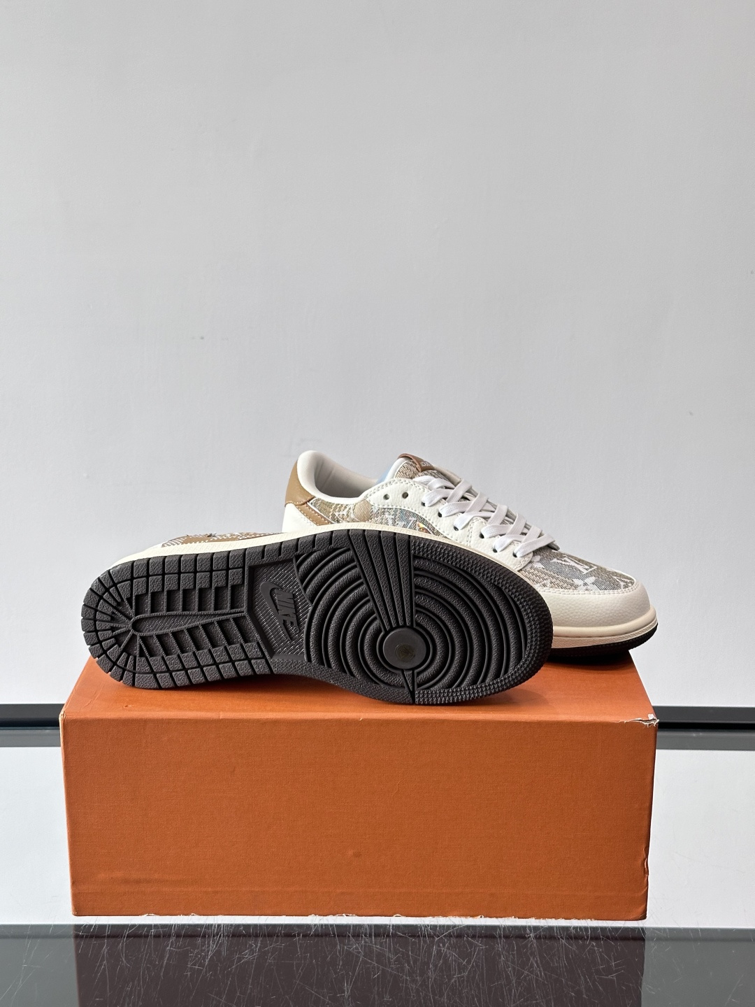 ◾️▫️ L.v* X nike联名🆕低帮休闲运动鞋，采用头层牛皮精心制作，侧身联名印花logo装饰，双