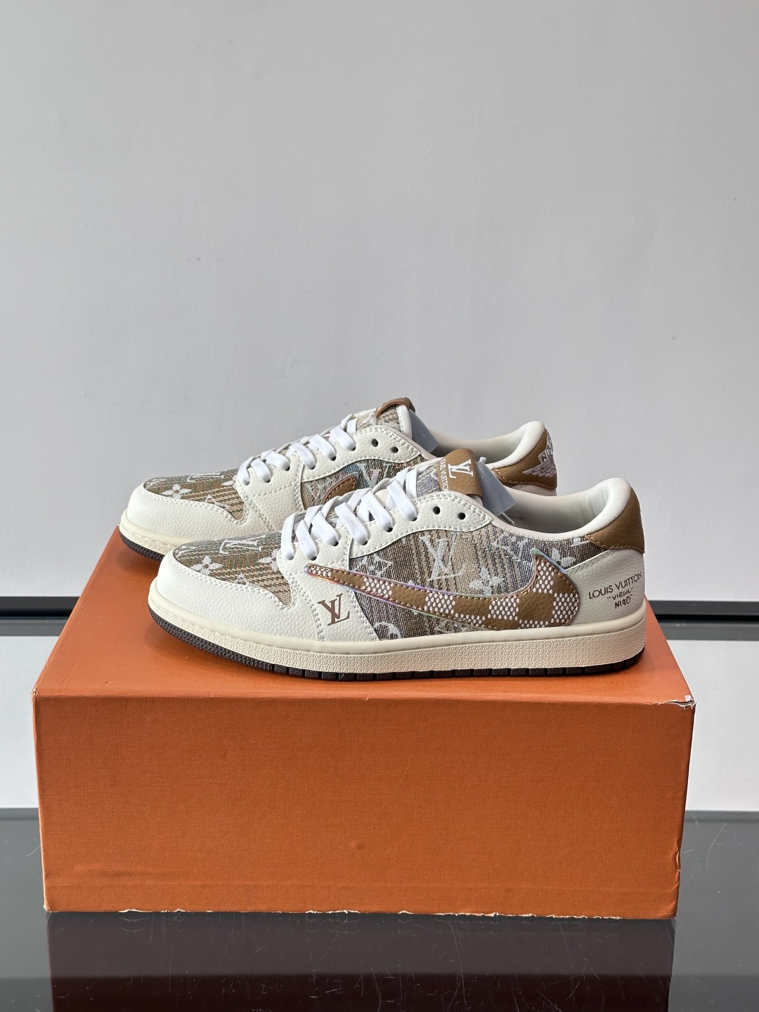 ◾️▫️ L.v* X nike联名🆕低帮休闲运动鞋，采用头层牛皮精心制作，侧身联名印花logo装饰，双