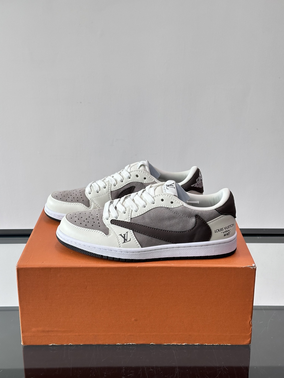 ◾️▫️ L.v* X nike联名🆕低帮休闲运动鞋，采用头层牛皮精心制作，侧身联名印花logo装饰，双