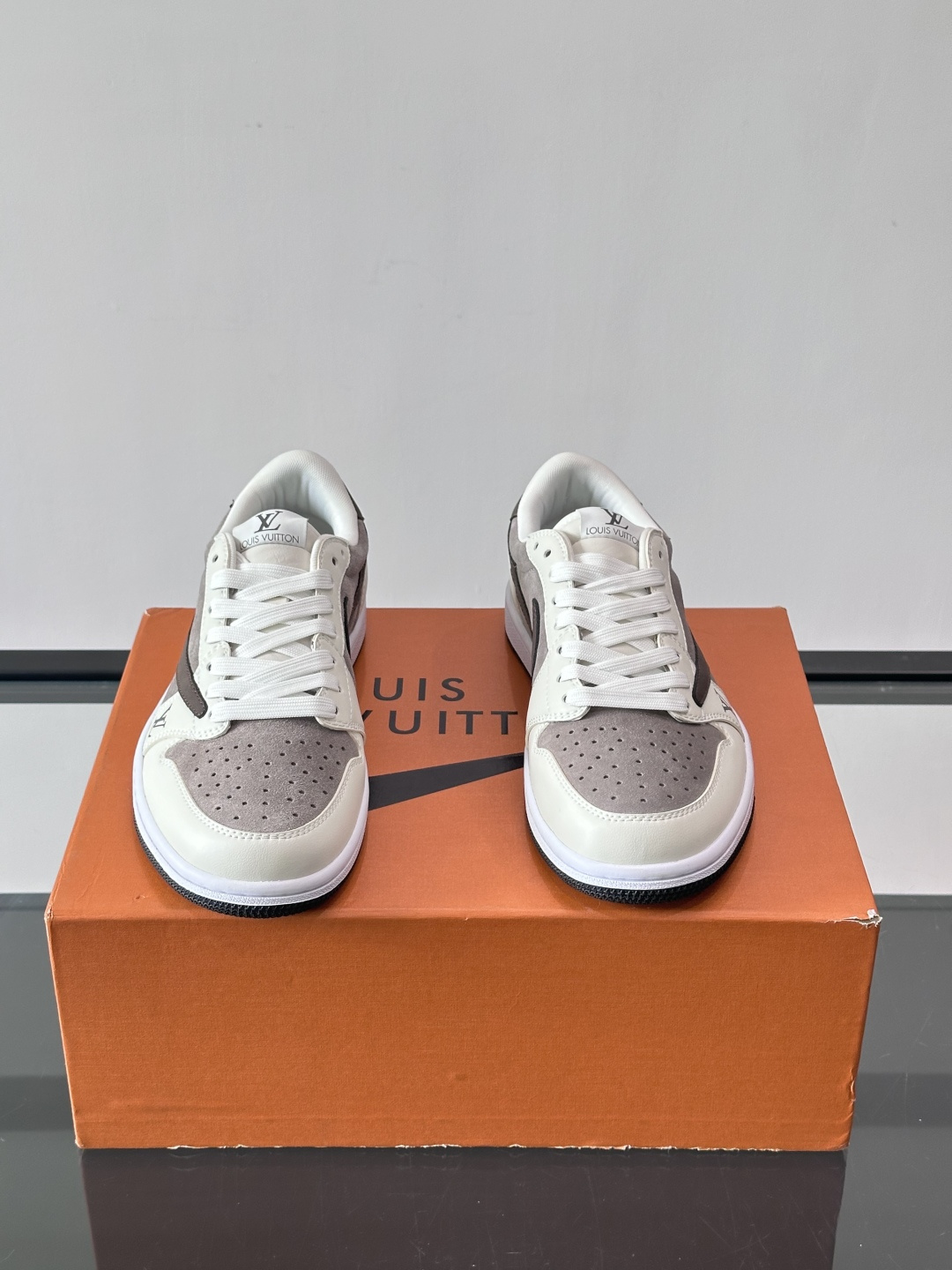 ◾️▫️ L.v* X nike联名🆕低帮休闲运动鞋，采用头层牛皮精心制作，侧身联名印花logo装饰，双