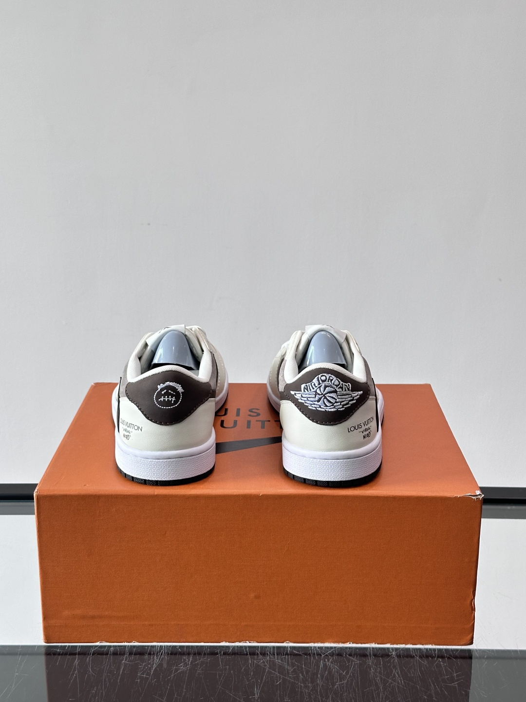 ◾️▫️ L.v* X nike联名🆕低帮休闲运动鞋，采用头层牛皮精心制作，侧身联名印花logo装饰，双