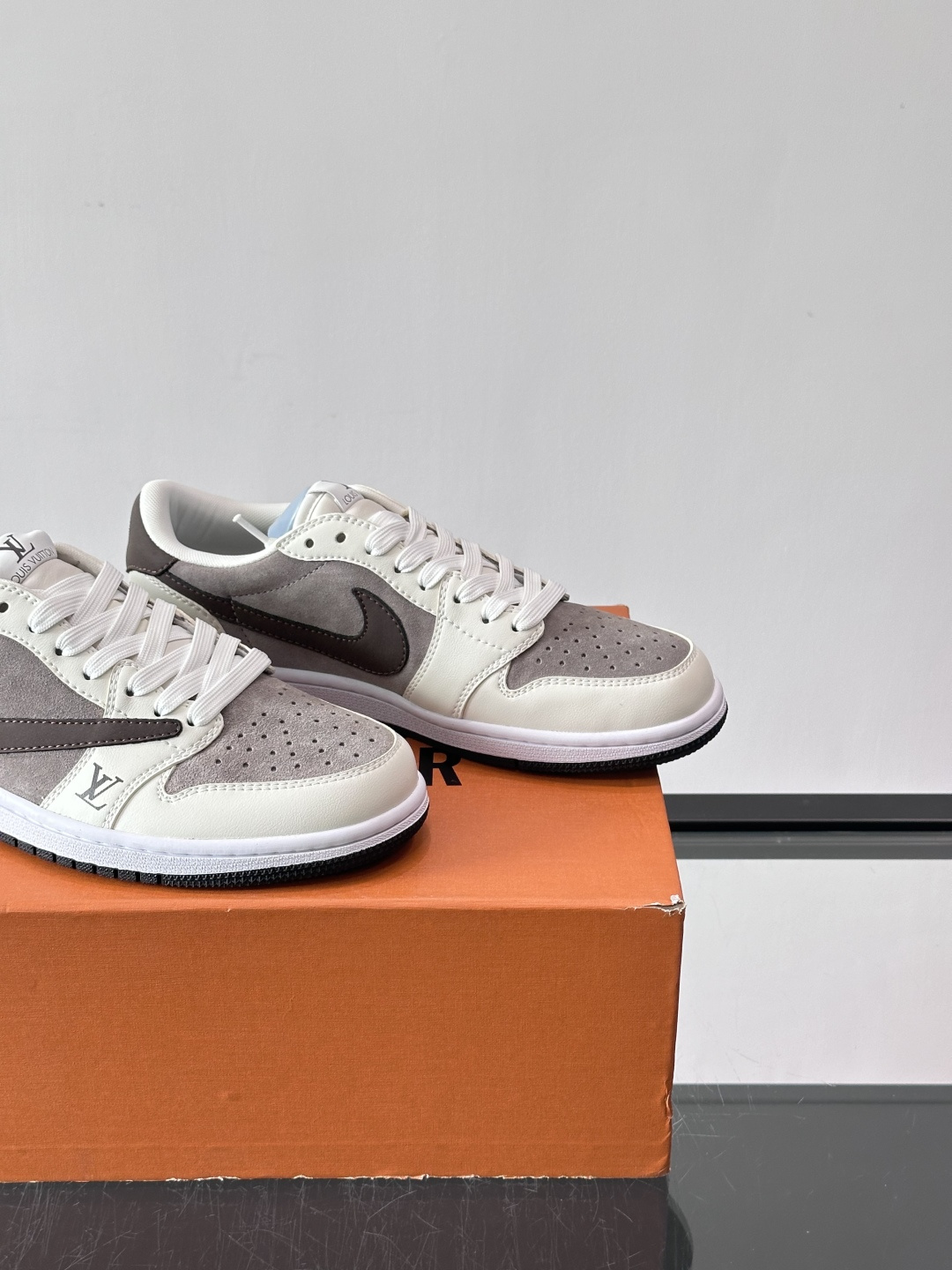 ◾️▫️ L.v* X nike联名🆕低帮休闲运动鞋，采用头层牛皮精心制作，侧身联名印花logo装饰，双