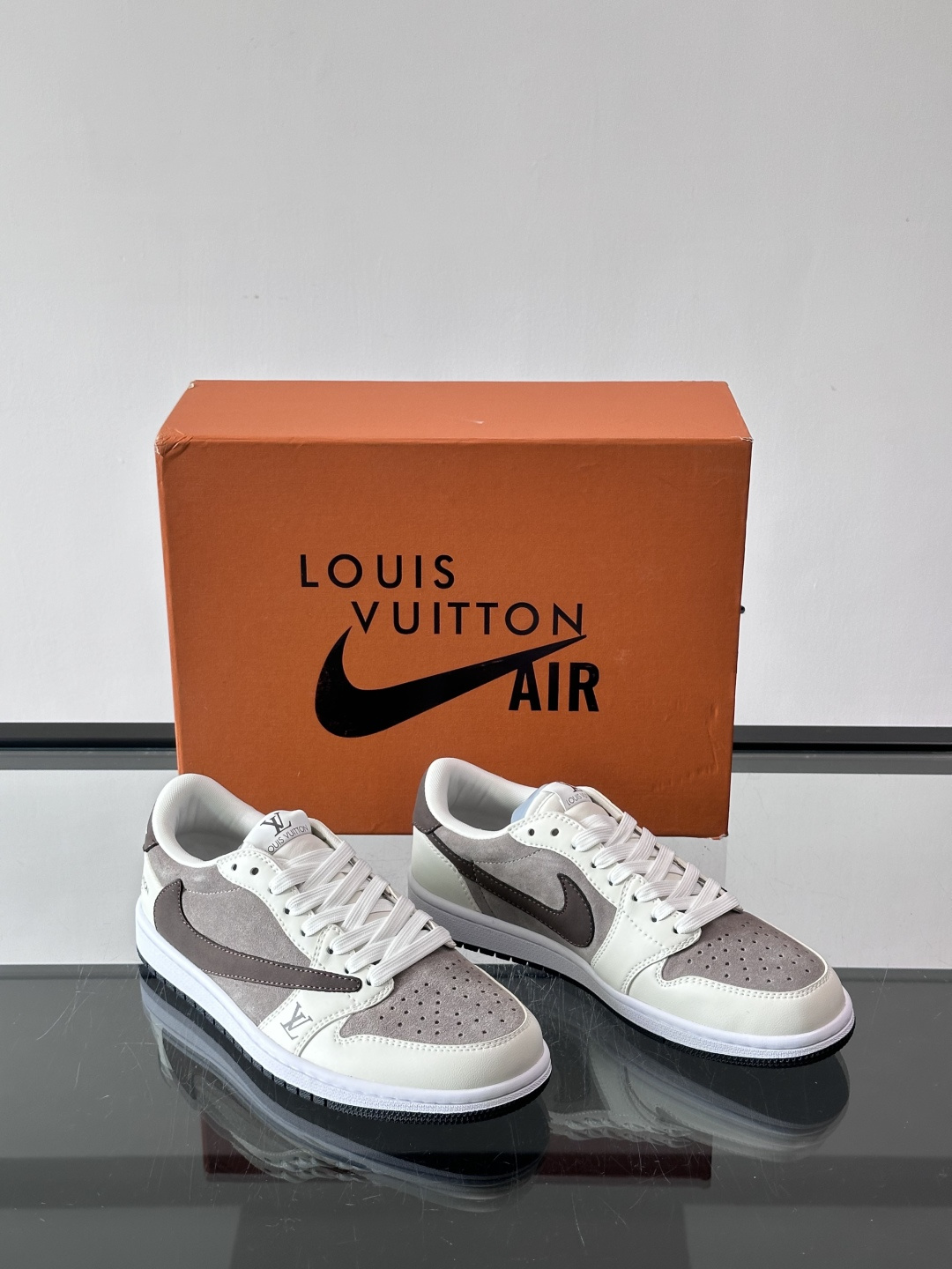 ◾️▫️ L.v* X nike联名🆕低帮休闲运动鞋，采用头层牛皮精心制作，侧身联名印花logo装饰，双