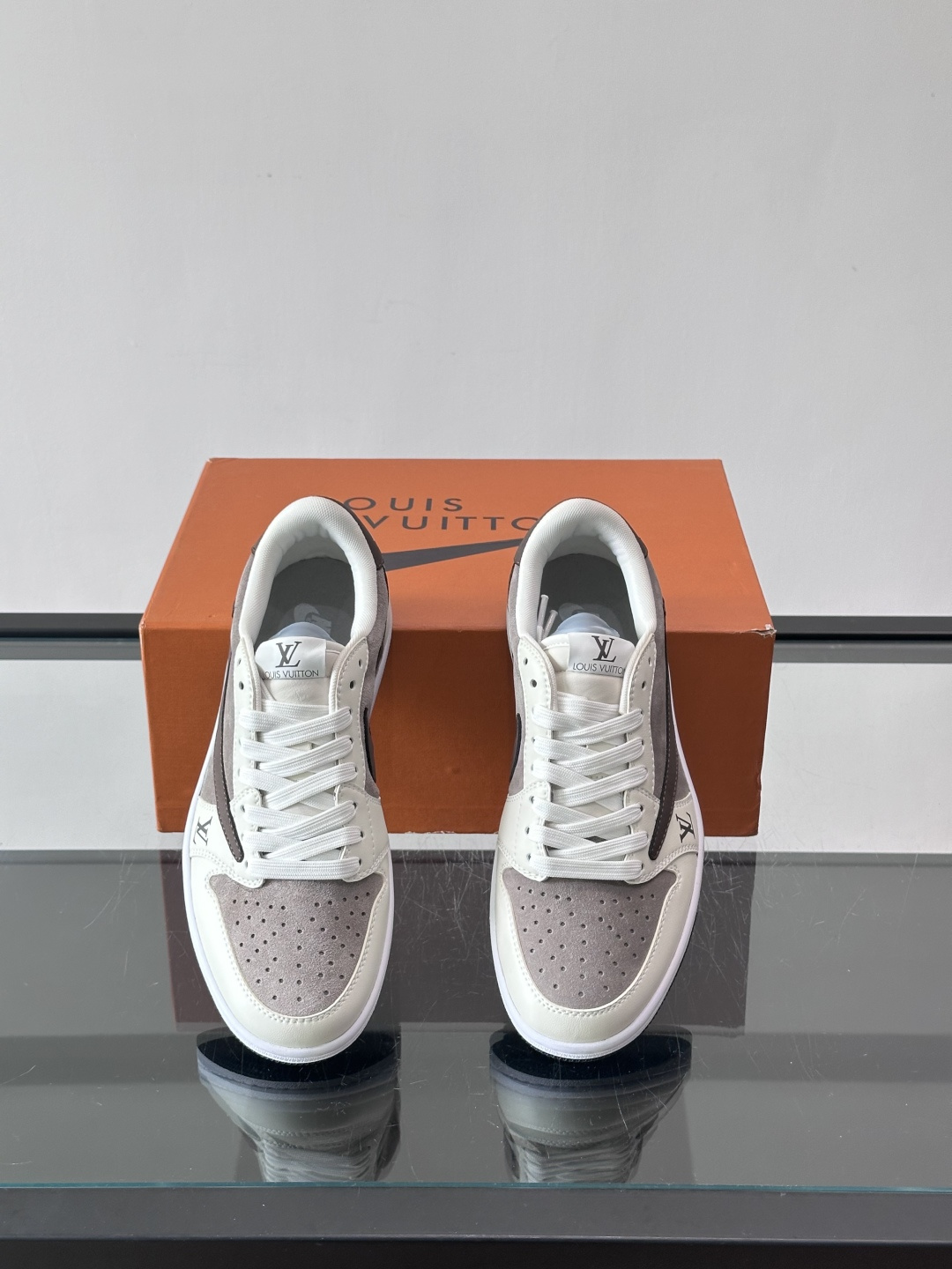 ◾️▫️ L.v* X nike联名🆕低帮休闲运动鞋，采用头层牛皮精心制作，侧身联名印花logo装饰，双