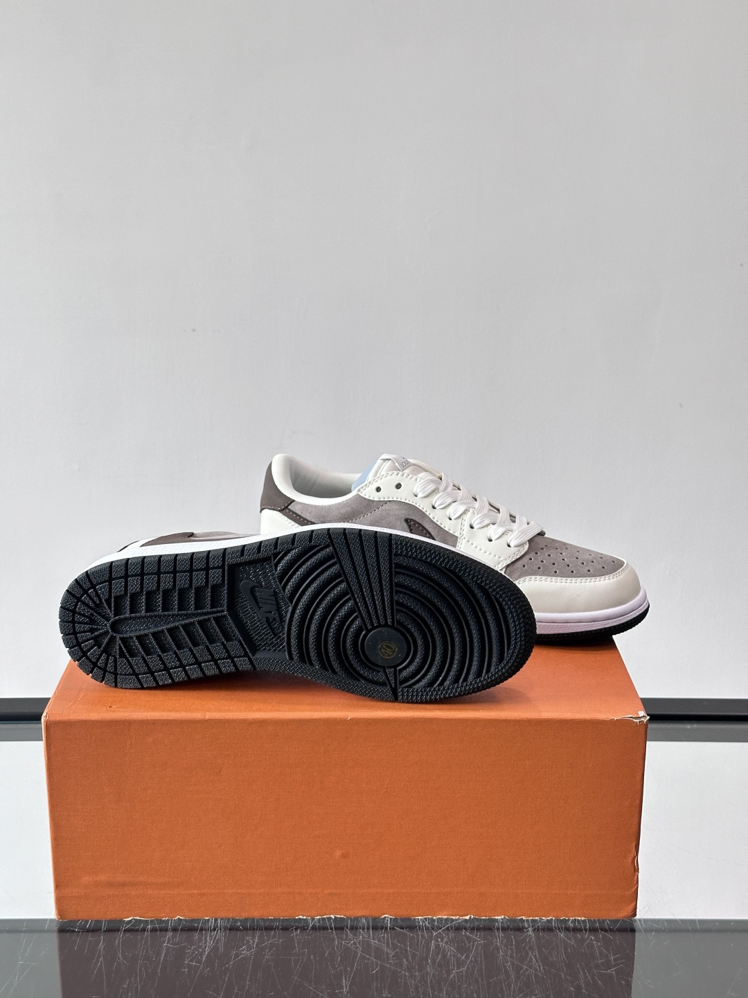 ◾️▫️ L.v* X nike联名🆕低帮休闲运动鞋，采用头层牛皮精心制作，侧身联名印花logo装饰，双