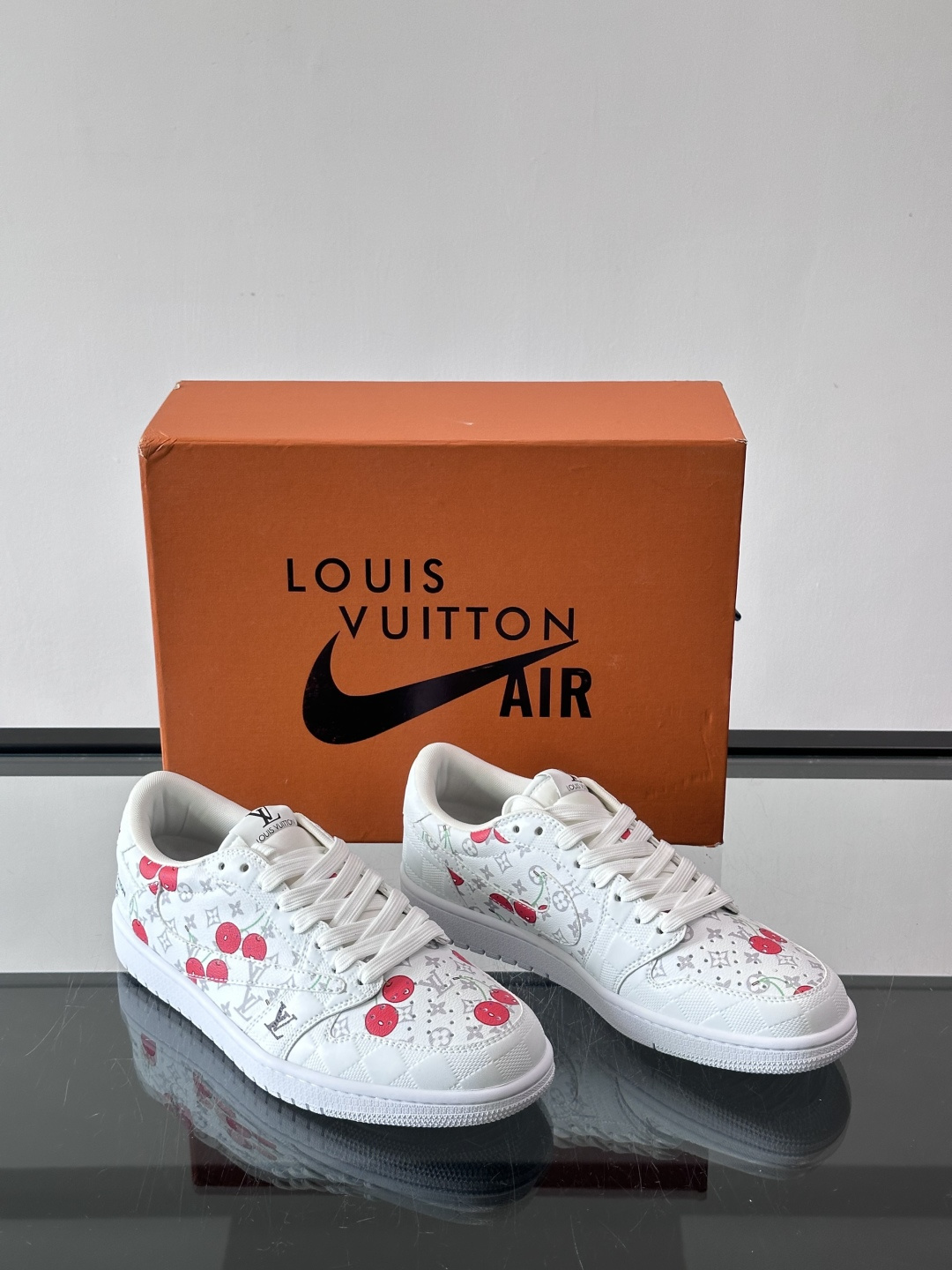 ◾️▫️ L.v* X nike联名🆕低帮休闲运动鞋，采用头层牛皮精心制作，侧身联名印花logo装饰，双