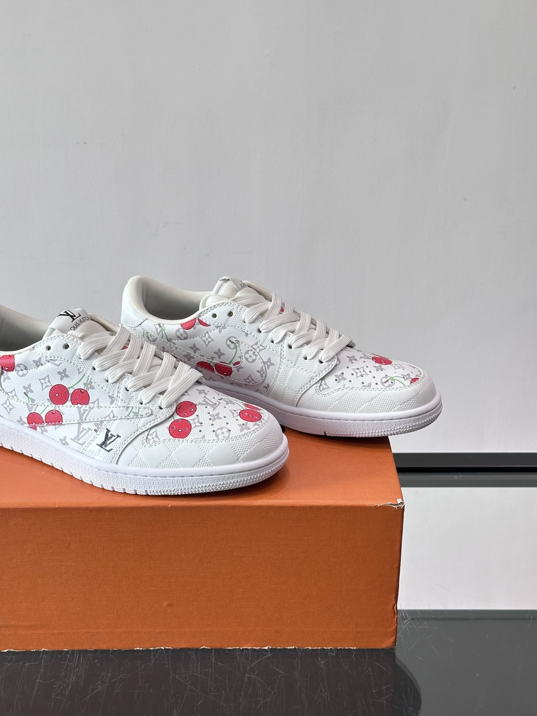 ◾️▫️ L.v* X nike联名🆕低帮休闲运动鞋，采用头层牛皮精心制作，侧身联名印花logo装饰，双