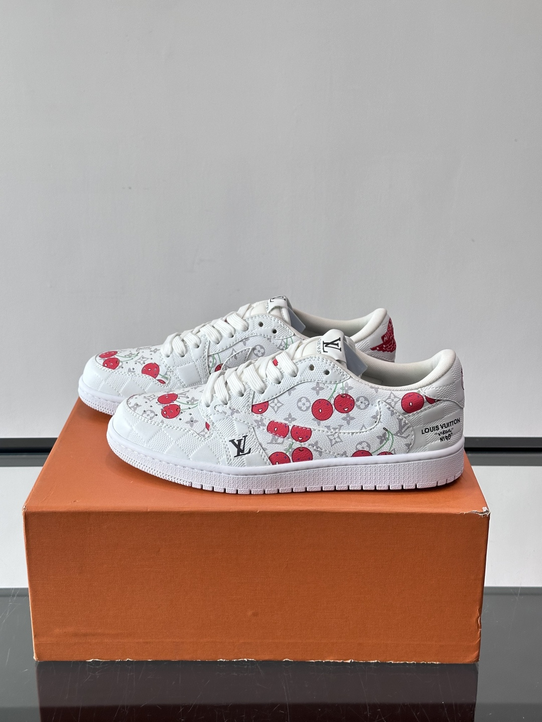 ◾️▫️ L.v* X nike联名🆕低帮休闲运动鞋，采用头层牛皮精心制作，侧身联名印花logo装饰，双