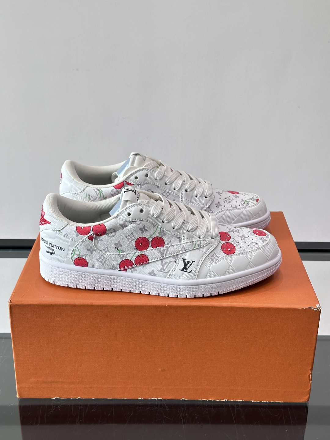 ◾️▫️ L.v* X nike联名🆕低帮休闲运动鞋，采用头层牛皮精心制作，侧身联名印花logo装饰，双