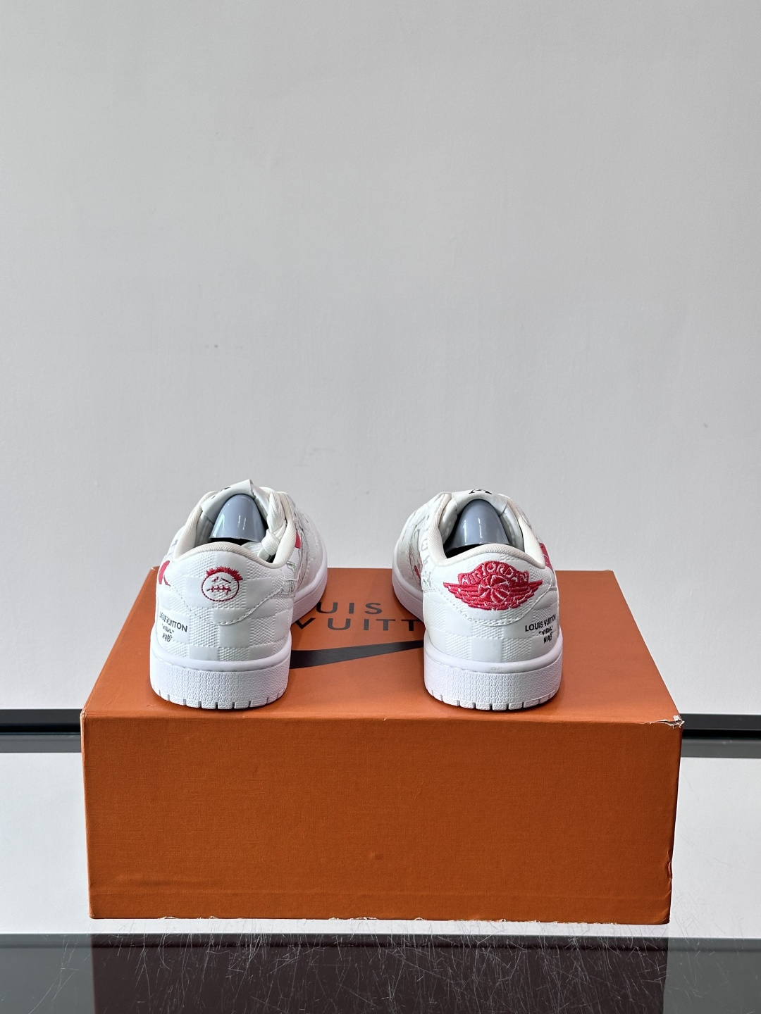 ◾️▫️ L.v* X nike联名🆕低帮休闲运动鞋，采用头层牛皮精心制作，侧身联名印花logo装饰，双