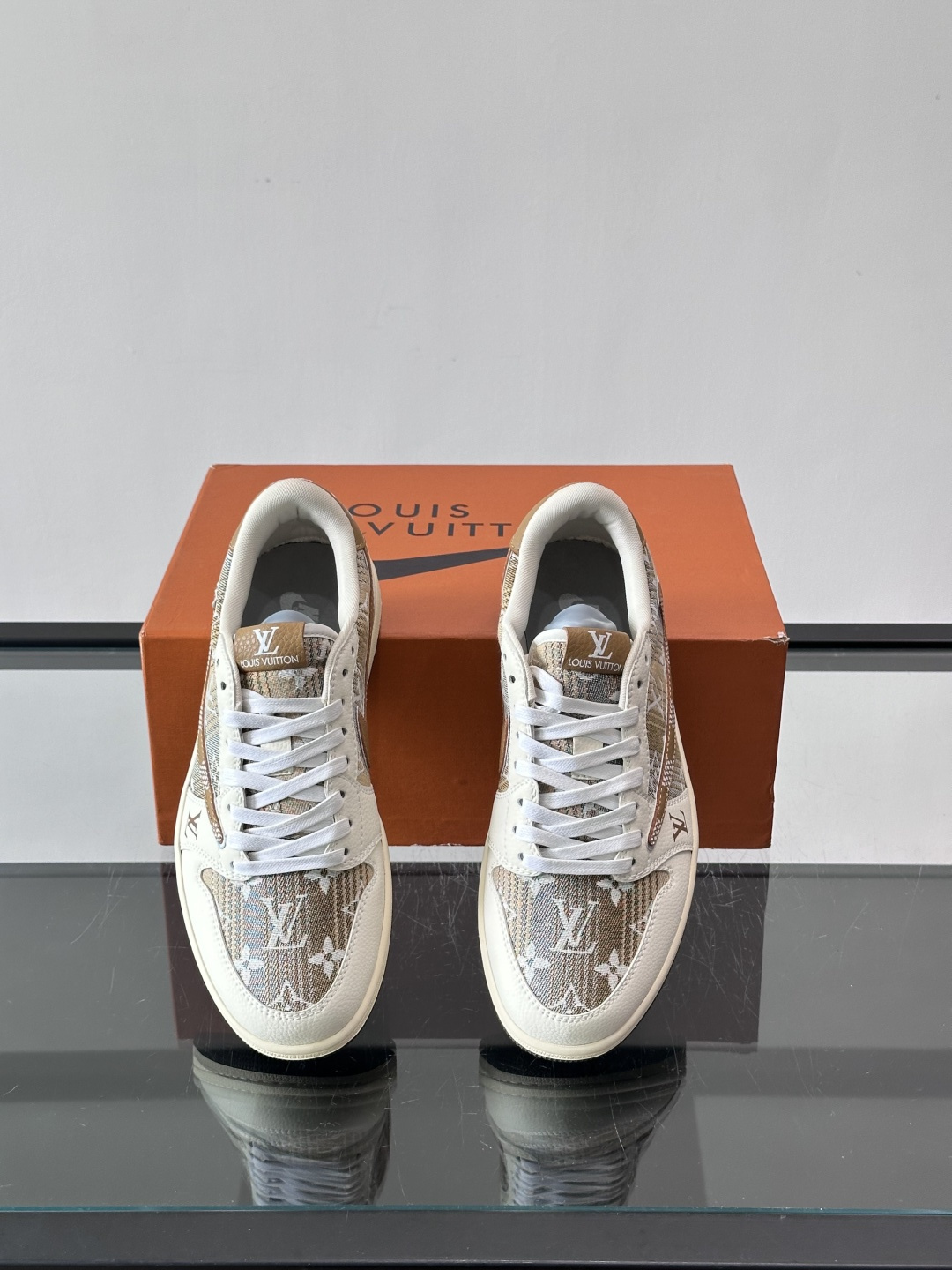 ◾️▫️ L.v* X nike联名🆕低帮休闲运动鞋，采用头层牛皮精心制作，侧身联名印花logo装饰，双