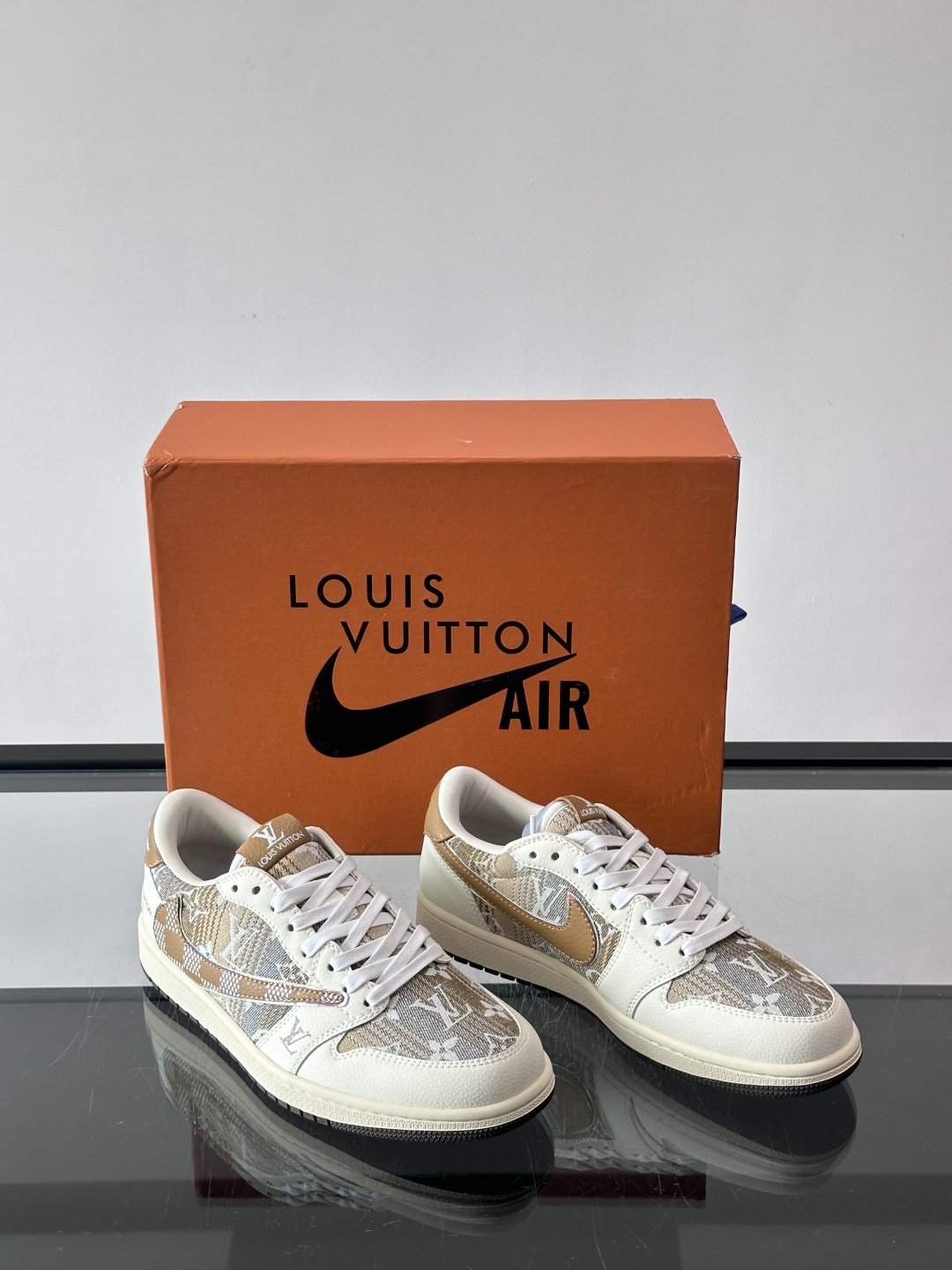 ◾️▫️ L.v* X nike联名🆕低帮休闲运动鞋，采用头层牛皮精心制作，侧身联名印花logo装饰，双