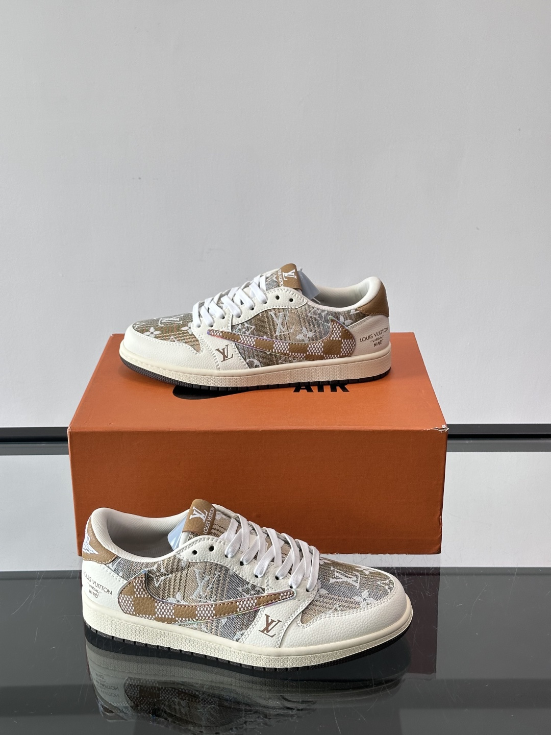 ◾️▫️ L.v* X nike联名🆕低帮休闲运动鞋，采用头层牛皮精心制作，侧身联名印花logo装饰，双