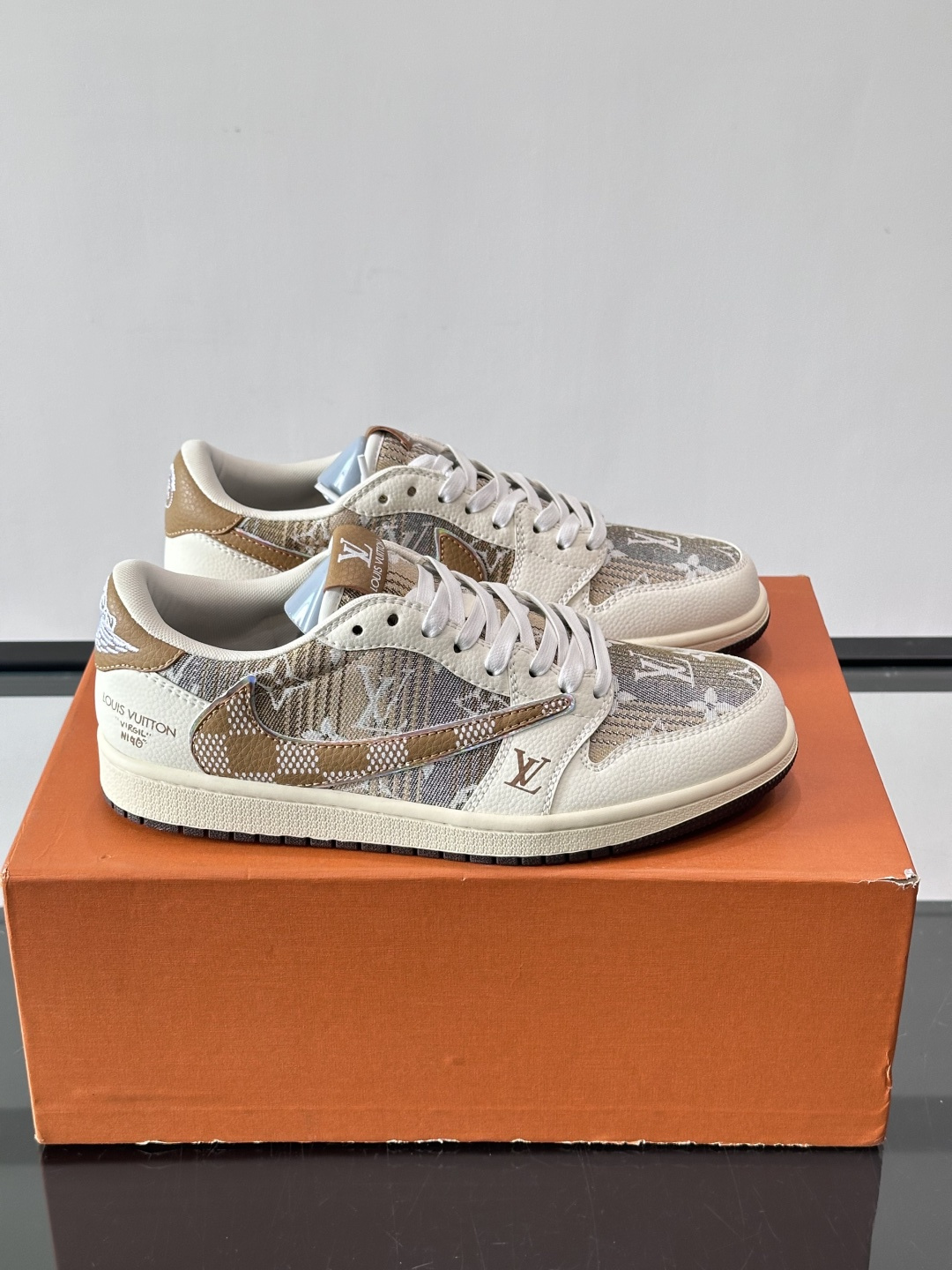 ◾️▫️ L.v* X nike联名🆕低帮休闲运动鞋，采用头层牛皮精心制作，侧身联名印花logo装饰，双