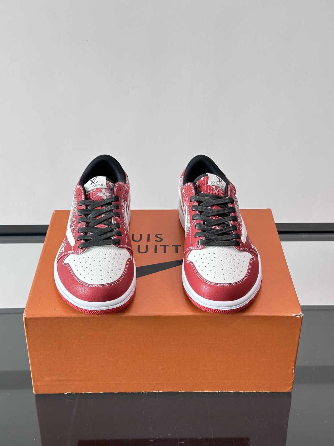 ◾️▫️ L.v* X nike联名🆕低帮休闲运动鞋，采用头层牛皮精心制作，侧身联名印花logo装饰，双