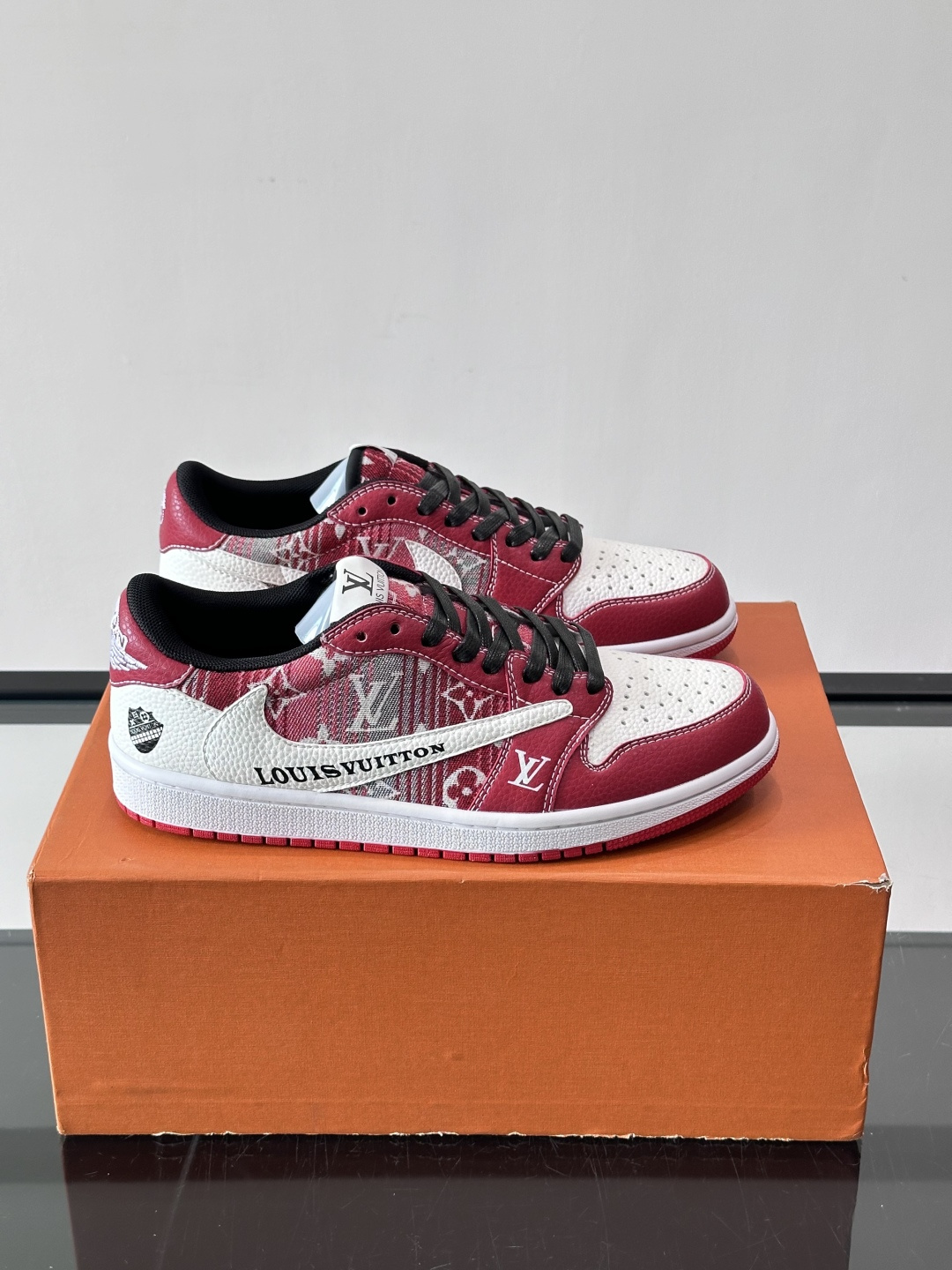 ◾️▫️ L.v* X nike联名🆕低帮休闲运动鞋，采用头层牛皮精心制作，侧身联名印花logo装饰，双