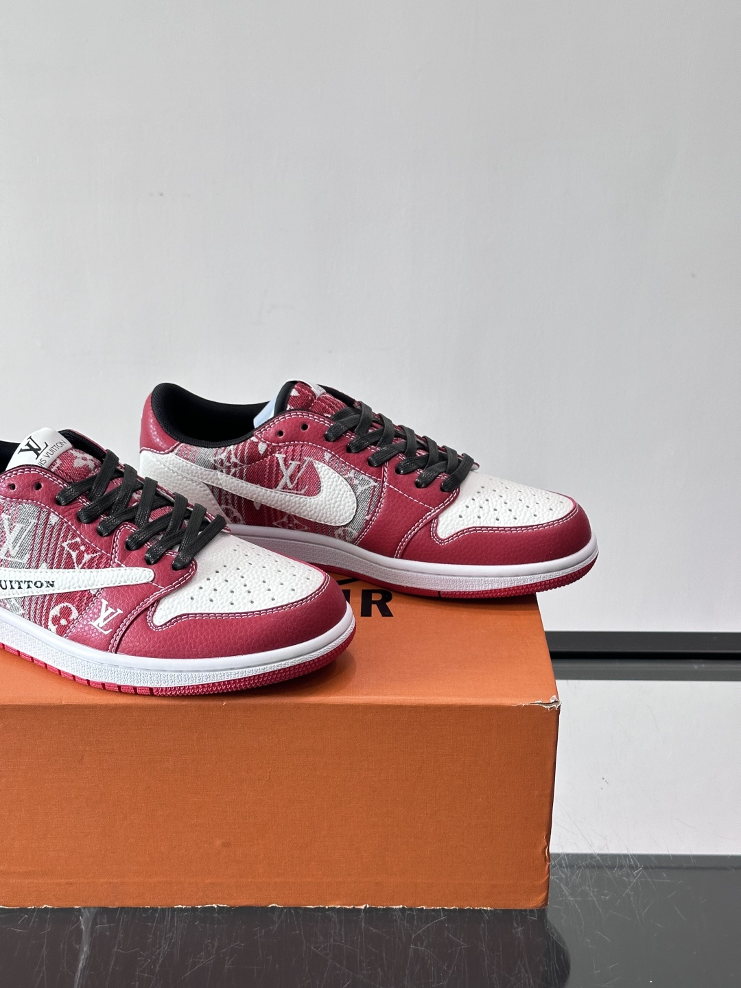 ◾️▫️ L.v* X nike联名🆕低帮休闲运动鞋，采用头层牛皮精心制作，侧身联名印花logo装饰，双