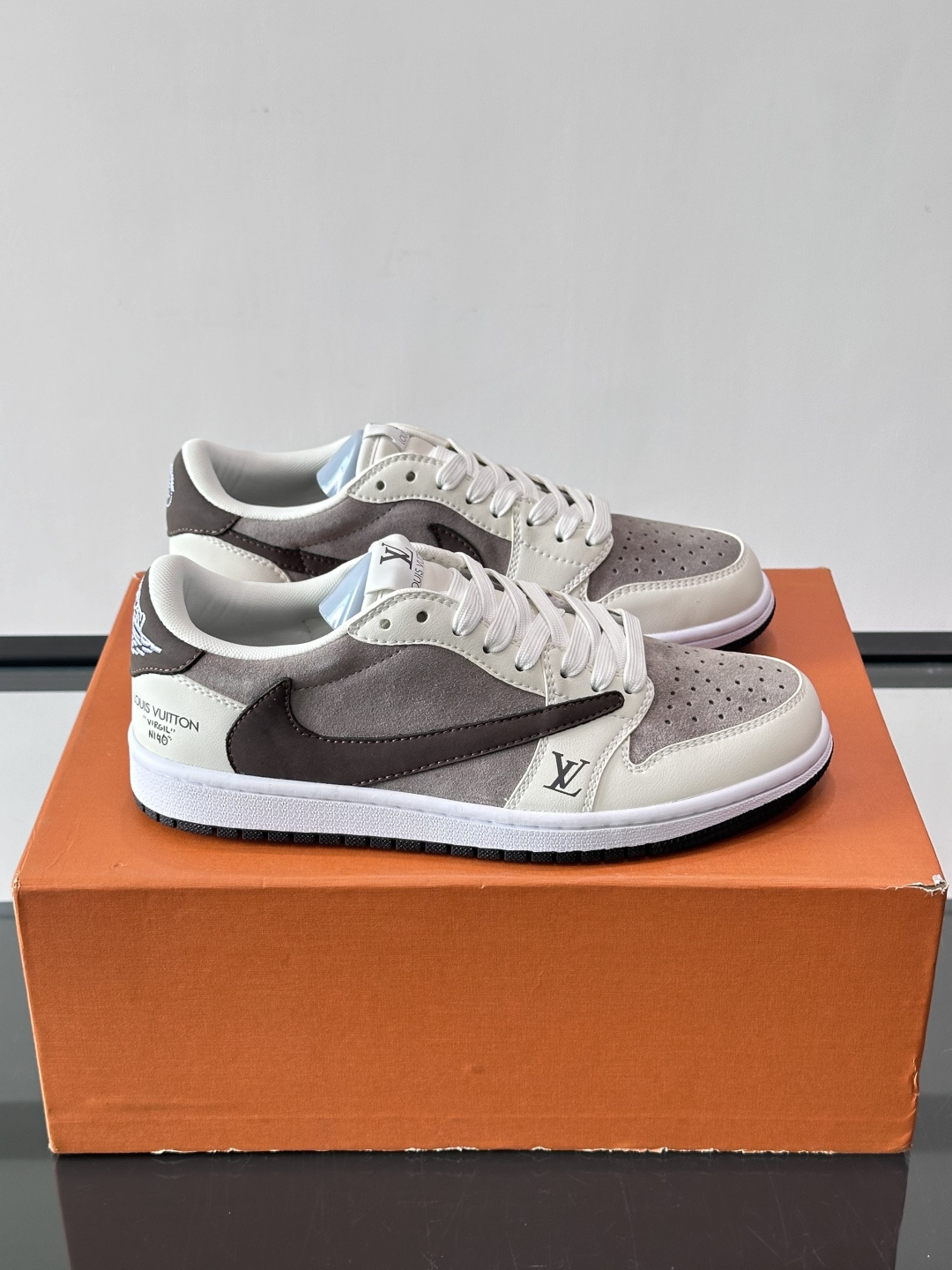 ◾️▫️ L.v* X nike联名🆕低帮休闲运动鞋，采用头层牛皮精心制作，侧身联名印花logo装饰，双