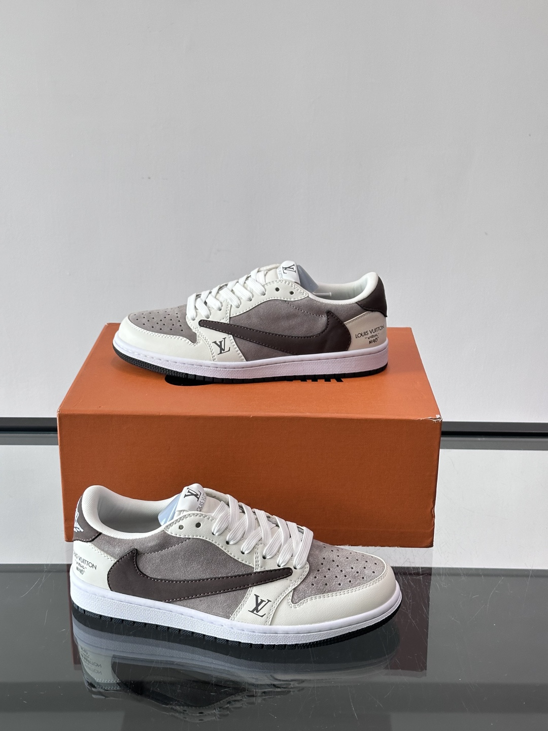 ◾️▫️ L.v* X nike联名🆕低帮休闲运动鞋，采用头层牛皮精心制作，侧身联名印花logo装饰，双
