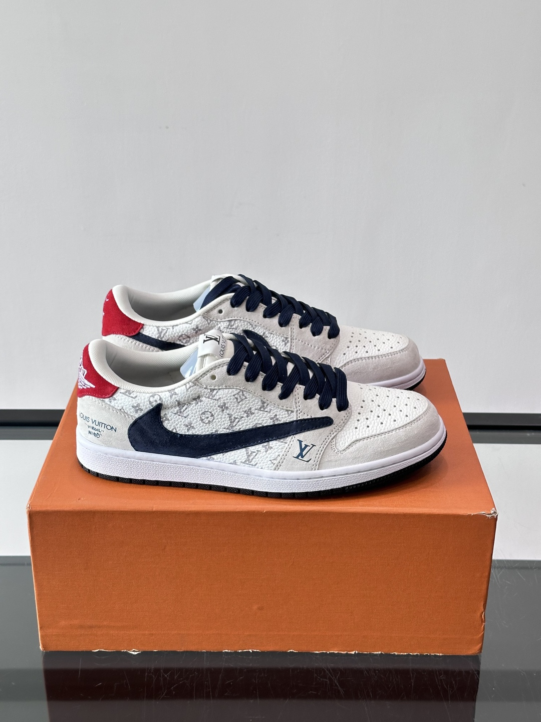 ◾️▫️ L.v* X nike联名🆕低帮休闲运动鞋，采用头层牛皮精心制作，侧身联名印花logo装饰，双