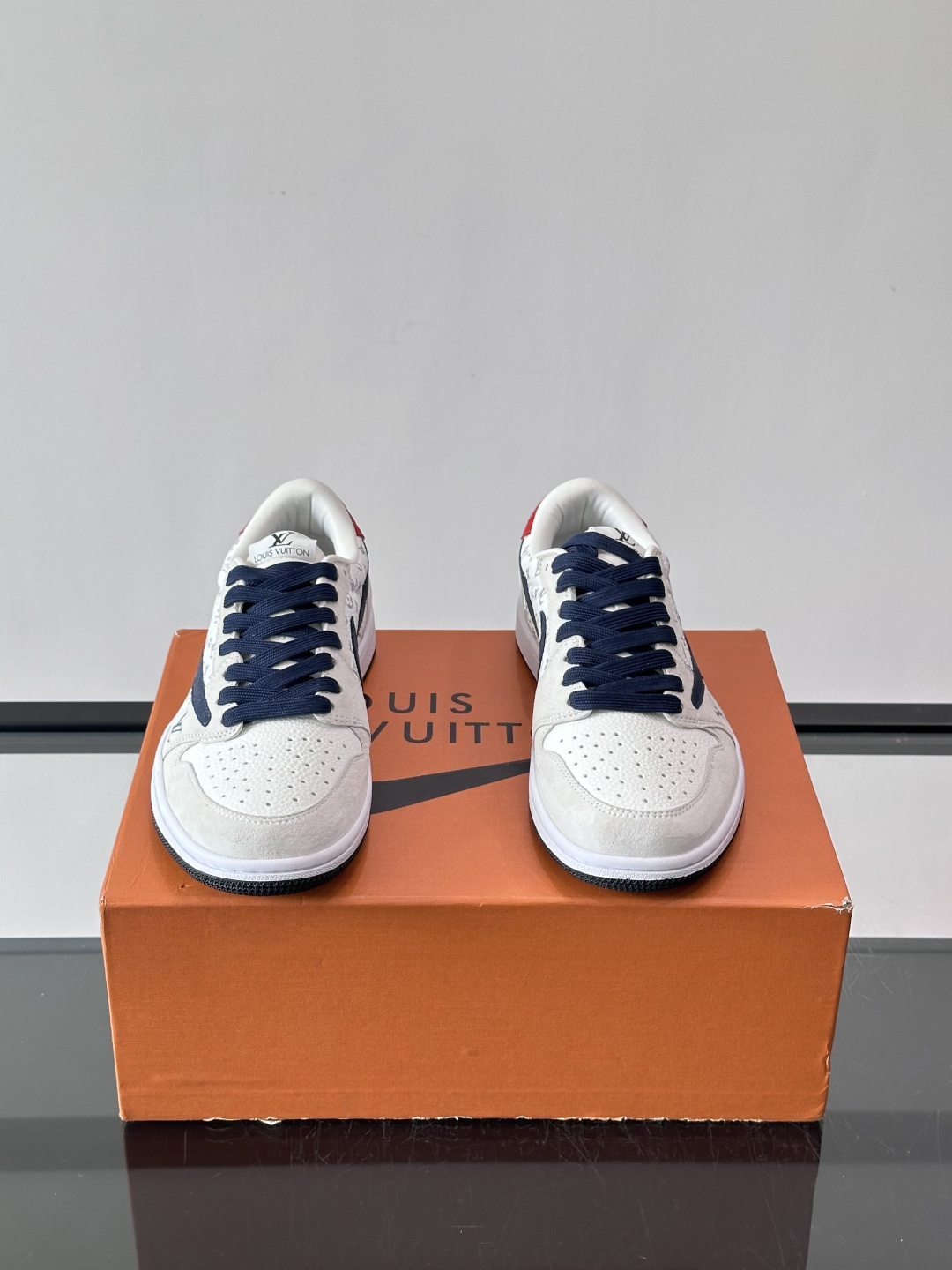 ◾️▫️ L.v* X nike联名🆕低帮休闲运动鞋，采用头层牛皮精心制作，侧身联名印花logo装饰，双