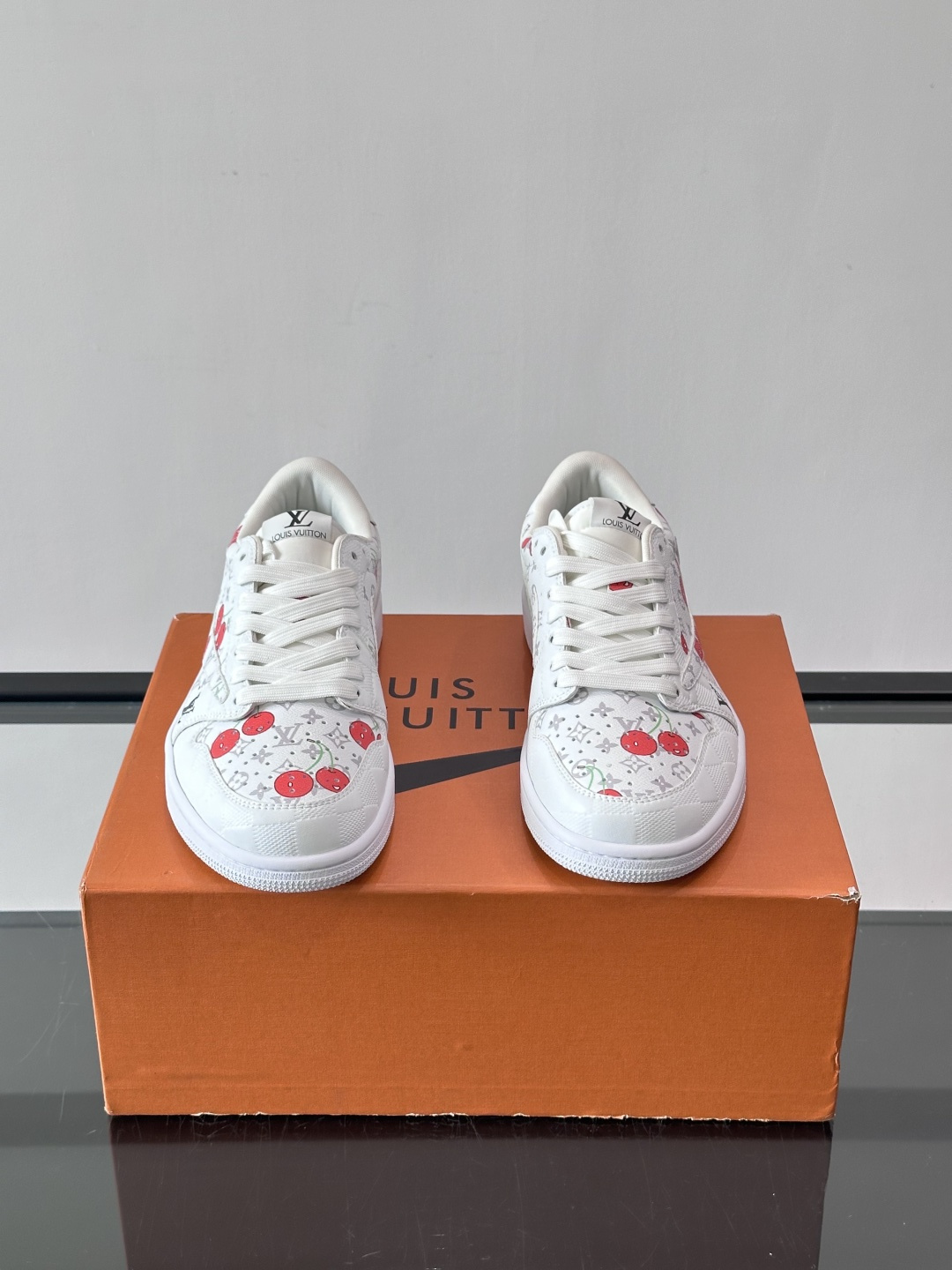 ◾️▫️ L.v* X nike联名🆕低帮休闲运动鞋，采用头层牛皮精心制作，侧身联名印花logo装饰，双