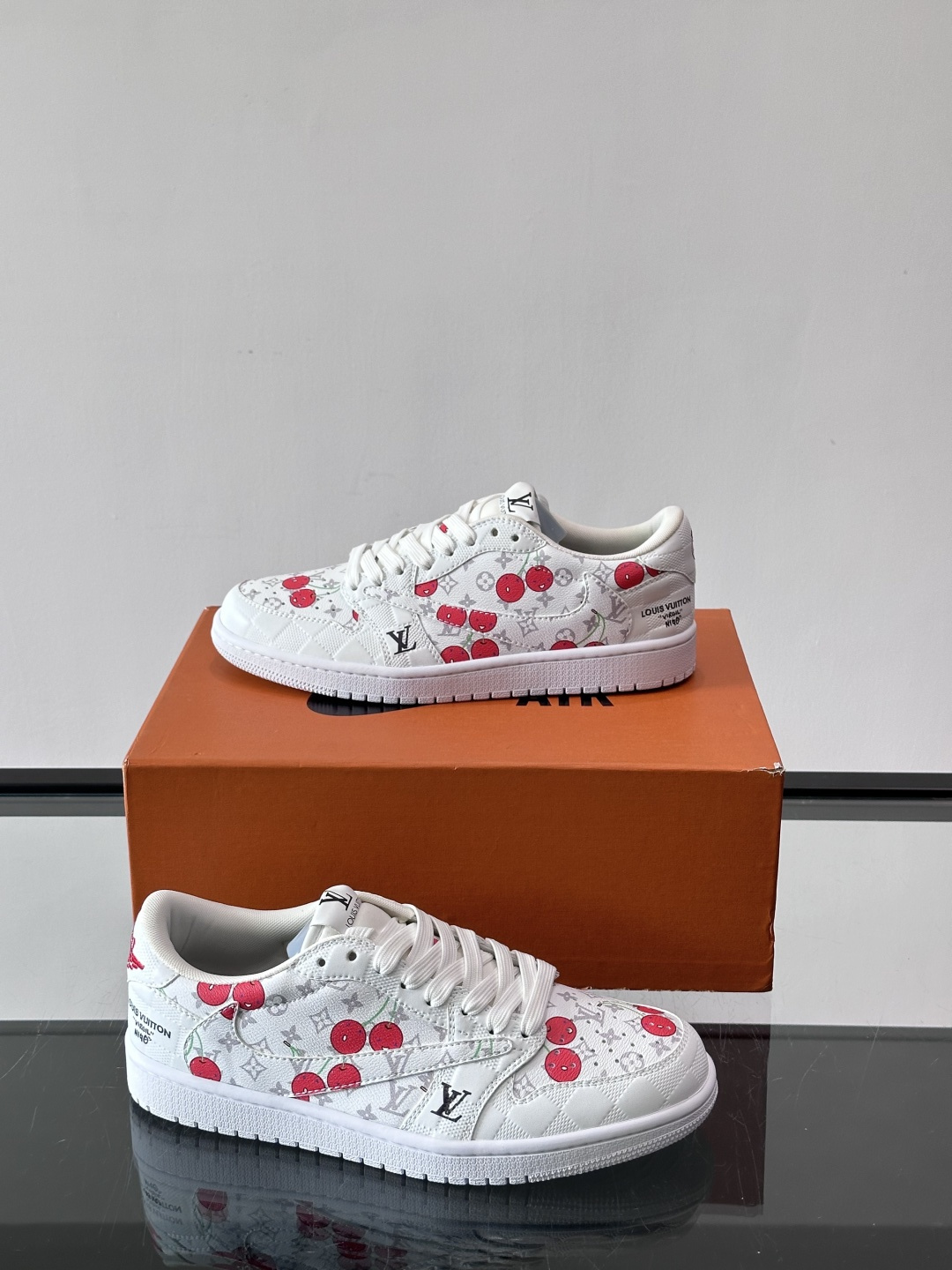 ◾️▫️ L.v* X nike联名🆕低帮休闲运动鞋，采用头层牛皮精心制作，侧身联名印花logo装饰，双