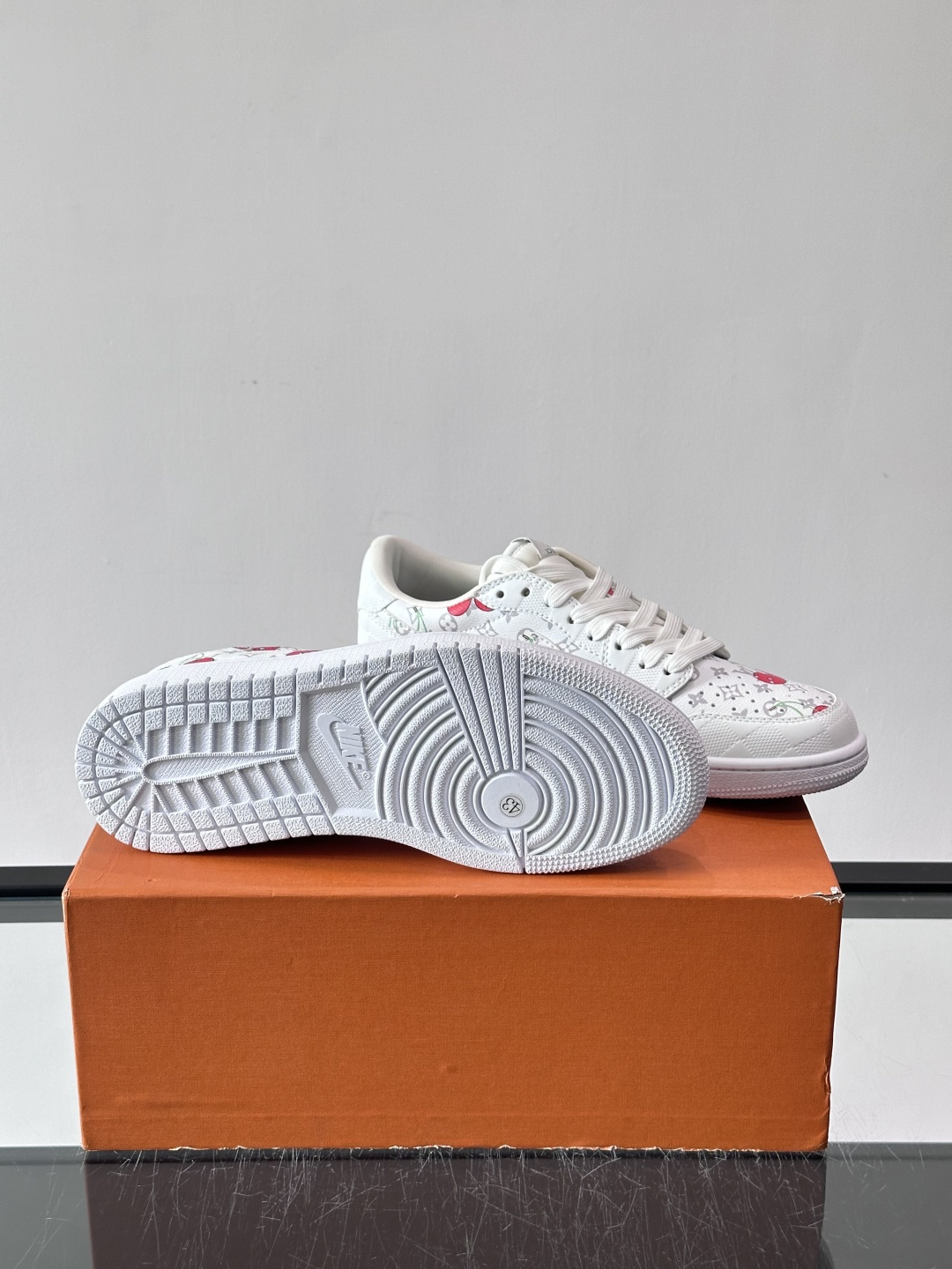 ◾️▫️ L.v* X nike联名🆕低帮休闲运动鞋，采用头层牛皮精心制作，侧身联名印花logo装饰，双