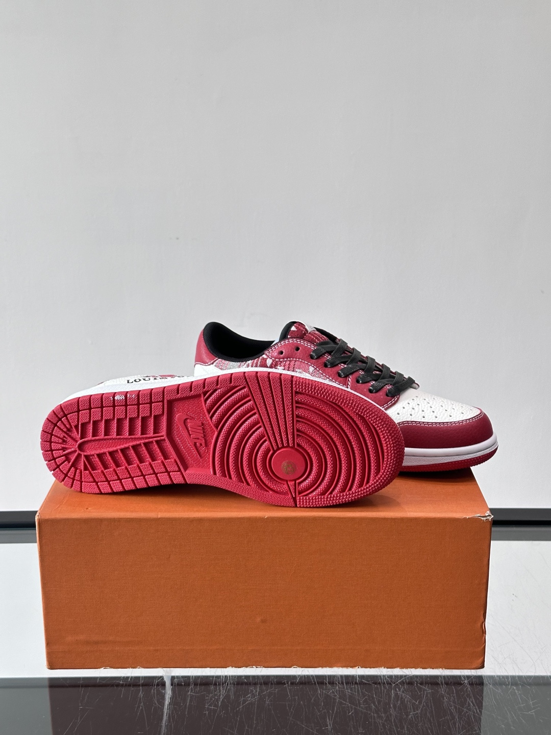 ◾️▫️ L.v* X nike联名🆕低帮休闲运动鞋，采用头层牛皮精心制作，侧身联名印花logo装饰，双