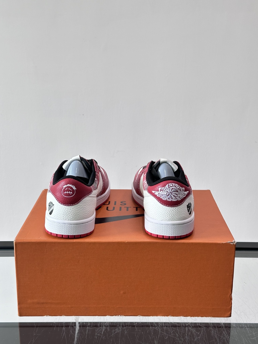 ◾️▫️ L.v* X nike联名🆕低帮休闲运动鞋，采用头层牛皮精心制作，侧身联名印花logo装饰，双