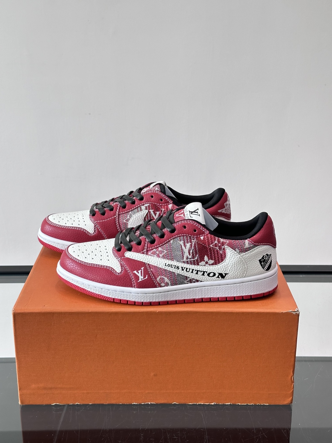 ◾️▫️ L.v* X nike联名🆕低帮休闲运动鞋，采用头层牛皮精心制作，侧身联名印花logo装饰，双