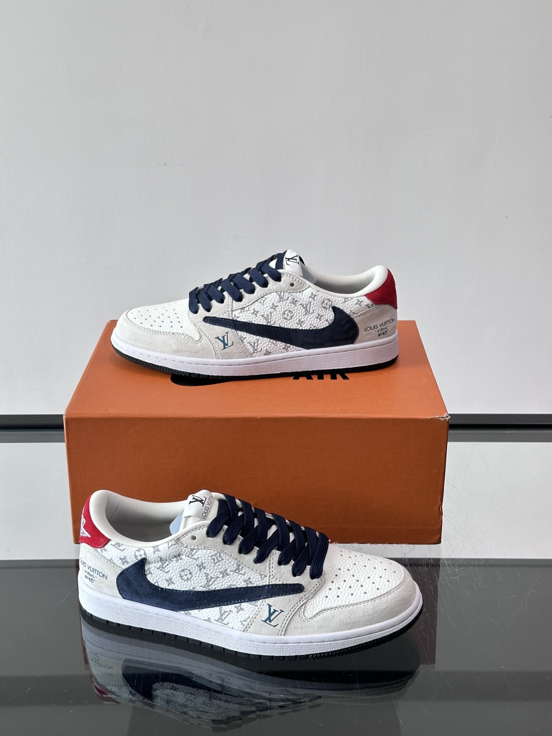 ◾️▫️ L.v* X nike联名🆕低帮休闲运动鞋，采用头层牛皮精心制作，侧身联名印花logo装饰，双