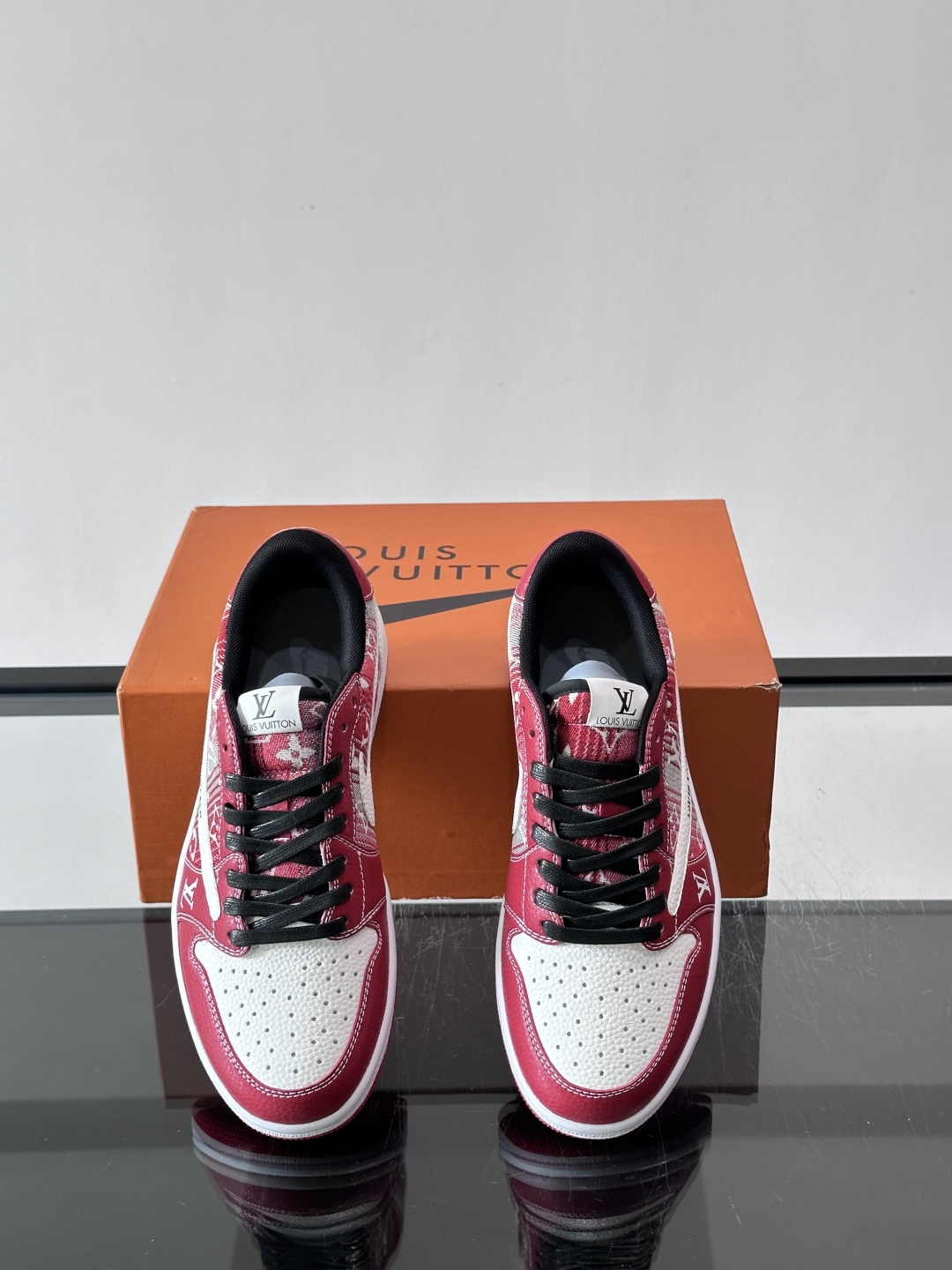 ◾️▫️ L.v* X nike联名🆕低帮休闲运动鞋，采用头层牛皮精心制作，侧身联名印花logo装饰，双