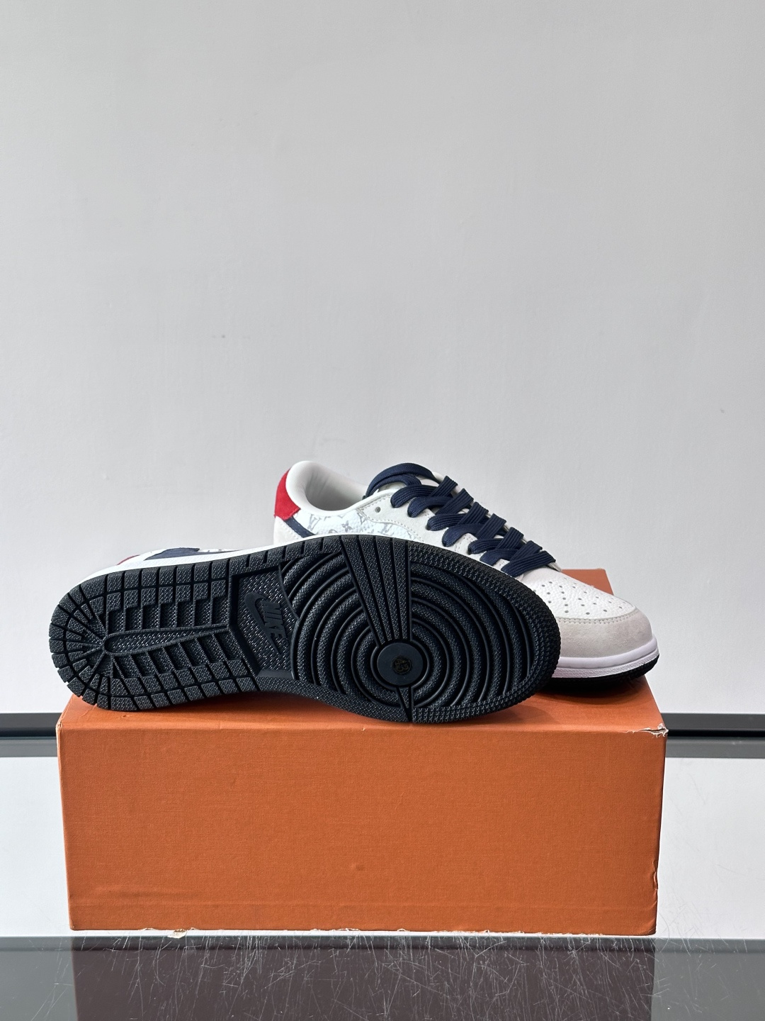 ◾️▫️ L.v* X nike联名🆕低帮休闲运动鞋，采用头层牛皮精心制作，侧身联名印花logo装饰，双