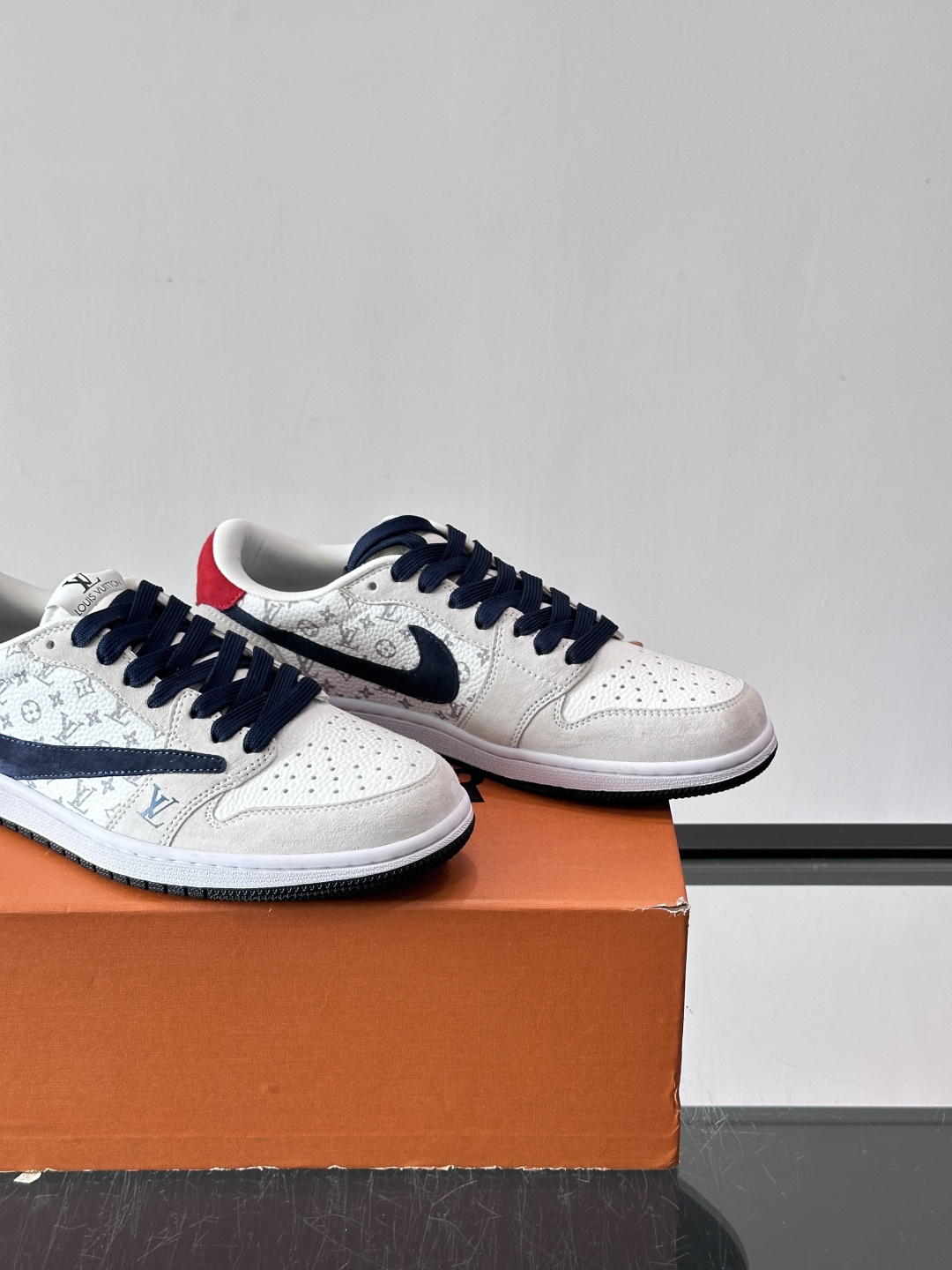 ◾️▫️ L.v* X nike联名🆕低帮休闲运动鞋，采用头层牛皮精心制作，侧身联名印花logo装饰，双