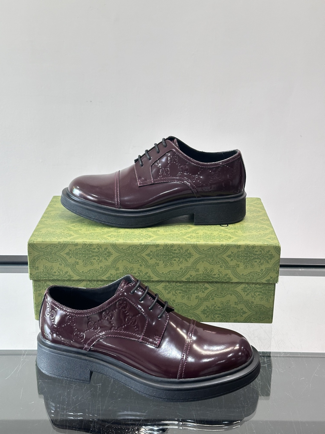 Gucci GG压纹厚底皮鞋，选用头层牛皮，经典GG压纹低调又有辨识度。厚底橡胶鞋底，穿着舒适还增高，通