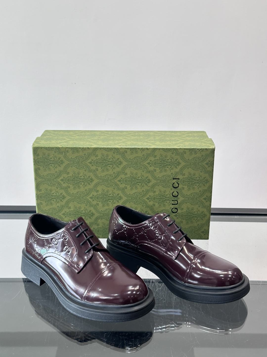 Gucci GG压纹厚底皮鞋，选用头层牛皮，经典GG压纹低调又有辨识度。厚底橡胶鞋底，穿着舒适还增高，通