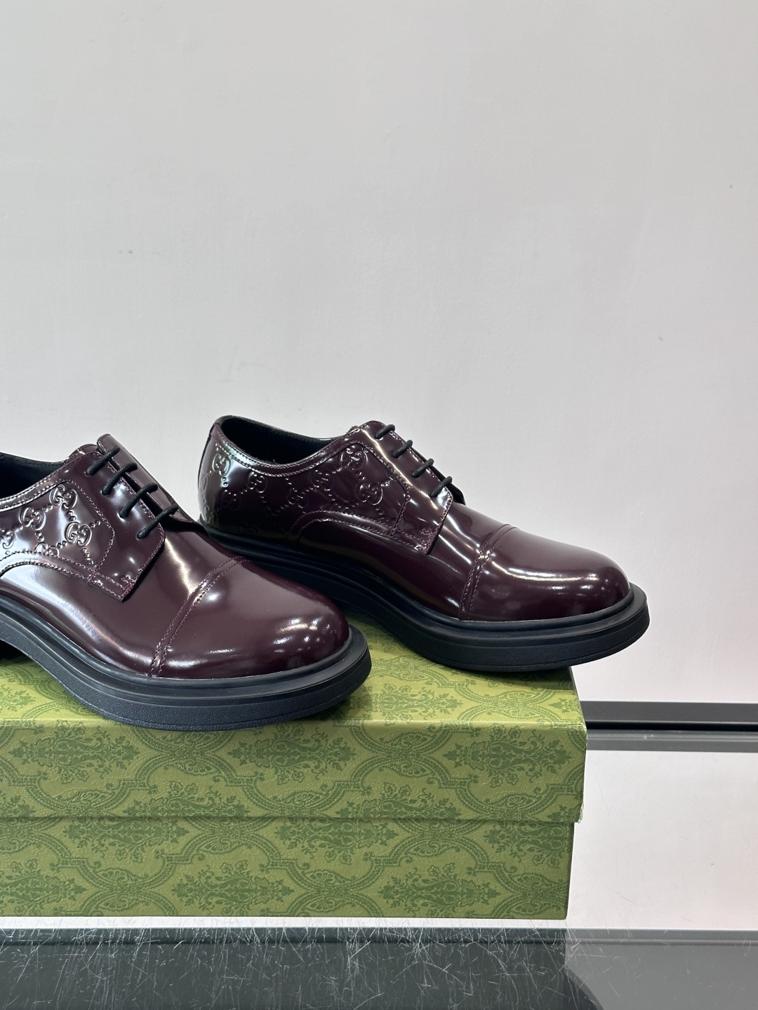 Gucci GG压纹厚底皮鞋，选用头层牛皮，经典GG压纹低调又有辨识度。厚底橡胶鞋底，穿着舒适还增高，通