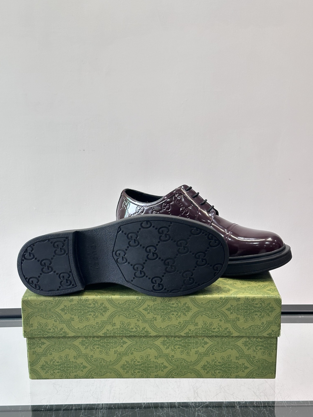 Gucci GG压纹厚底皮鞋，选用头层牛皮，经典GG压纹低调又有辨识度。厚底橡胶鞋底，穿着舒适还增高，通
