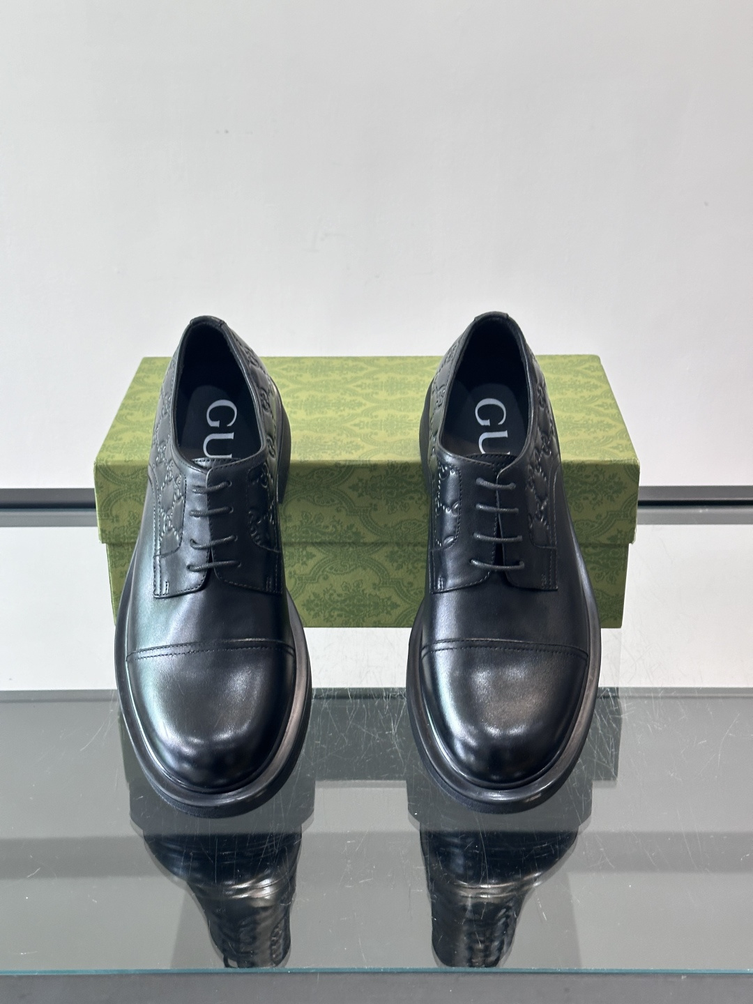 Gucci GG压纹厚底皮鞋，选用头层牛皮，经典GG压纹低调又有辨识度。厚底橡胶鞋底，穿着舒适还增高，通