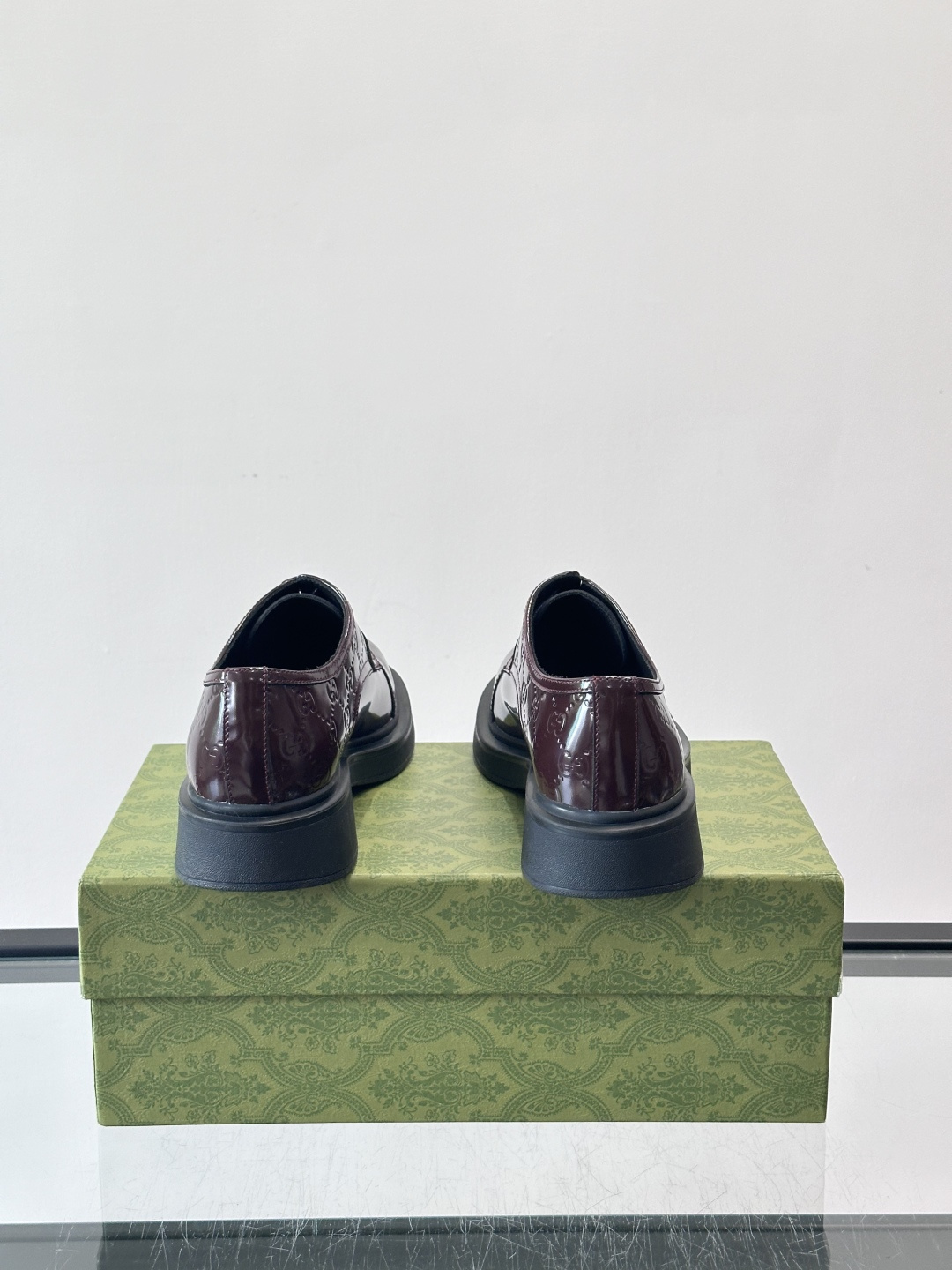 Gucci GG压纹厚底皮鞋，选用头层牛皮，经典GG压纹低调又有辨识度。厚底橡胶鞋底，穿着舒适还增高，通