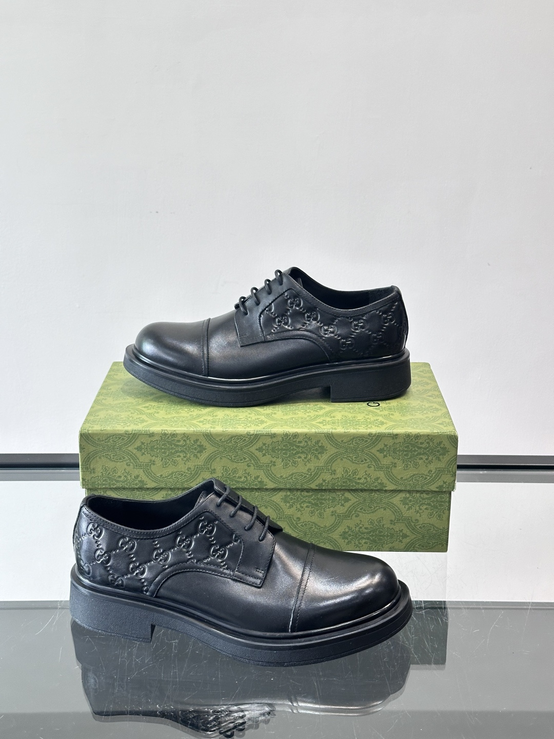 Gucci GG压纹厚底皮鞋，选用头层牛皮，经典GG压纹低调又有辨识度。厚底橡胶鞋底，穿着舒适还增高，通