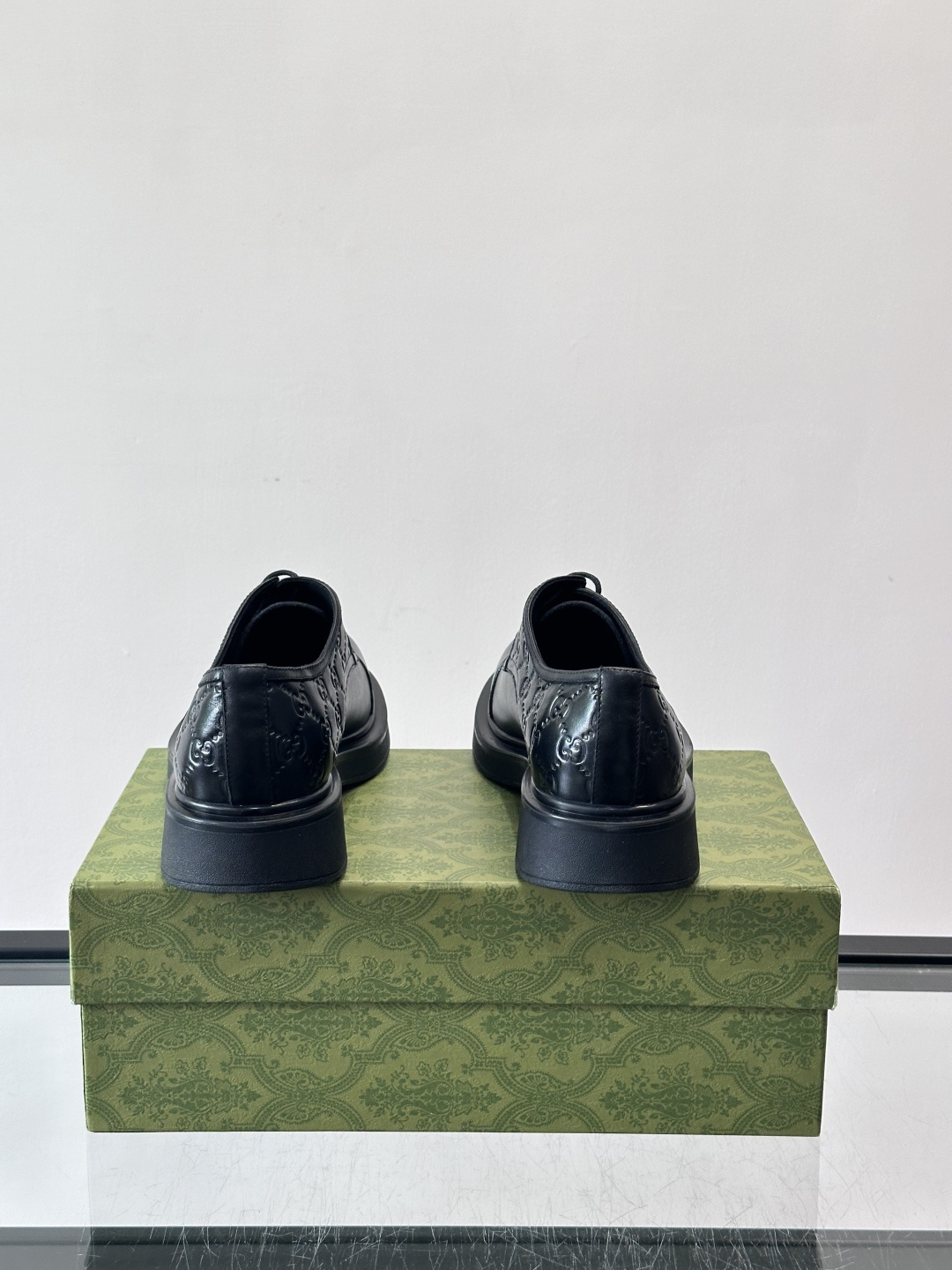 Gucci GG压纹厚底皮鞋，选用头层牛皮，经典GG压纹低调又有辨识度。厚底橡胶鞋底，穿着舒适还增高，通