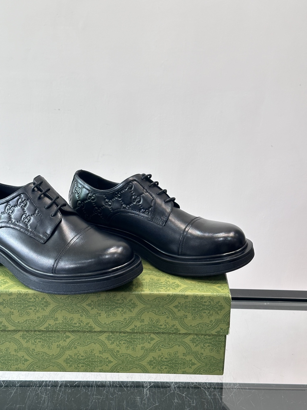 Gucci GG压纹厚底皮鞋，选用头层牛皮，经典GG压纹低调又有辨识度。厚底橡胶鞋底，穿着舒适还增高，通