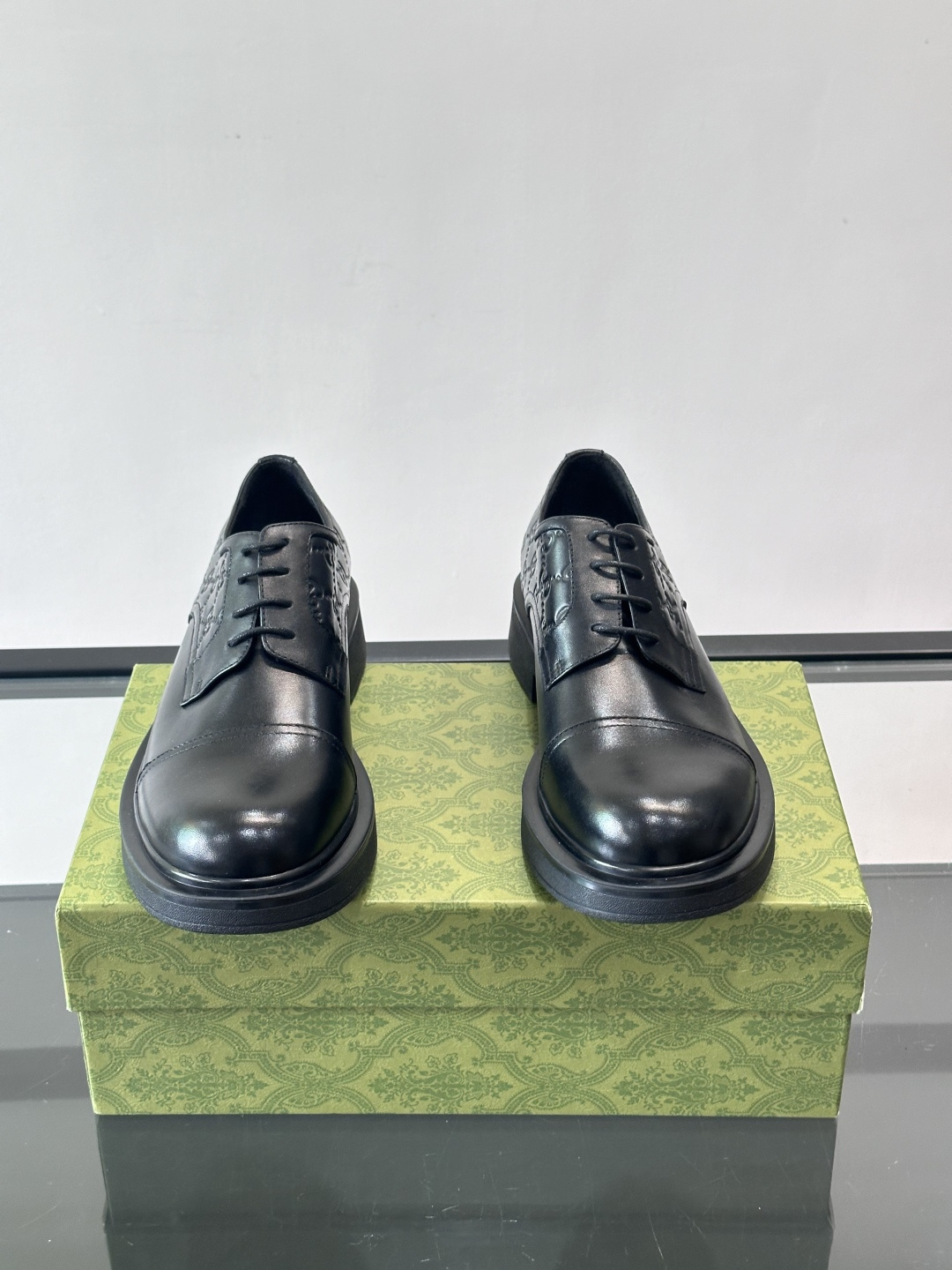 Gucci GG压纹厚底皮鞋，选用头层牛皮，经典GG压纹低调又有辨识度。厚底橡胶鞋底，穿着舒适还增高，通