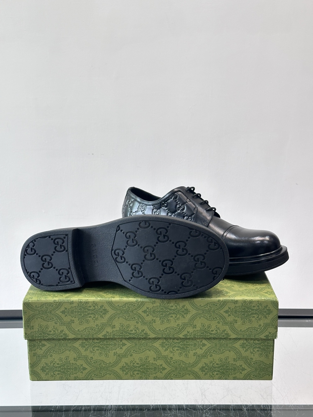 Gucci GG压纹厚底皮鞋，选用头层牛皮，经典GG压纹低调又有辨识度。厚底橡胶鞋底，穿着舒适还增高，通