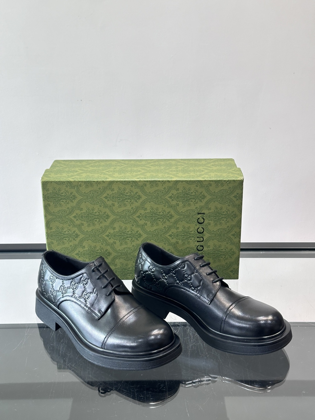 Gucci GG压纹厚底皮鞋，选用头层牛皮，经典GG压纹低调又有辨识度。厚底橡胶鞋底，穿着舒适还增高，通